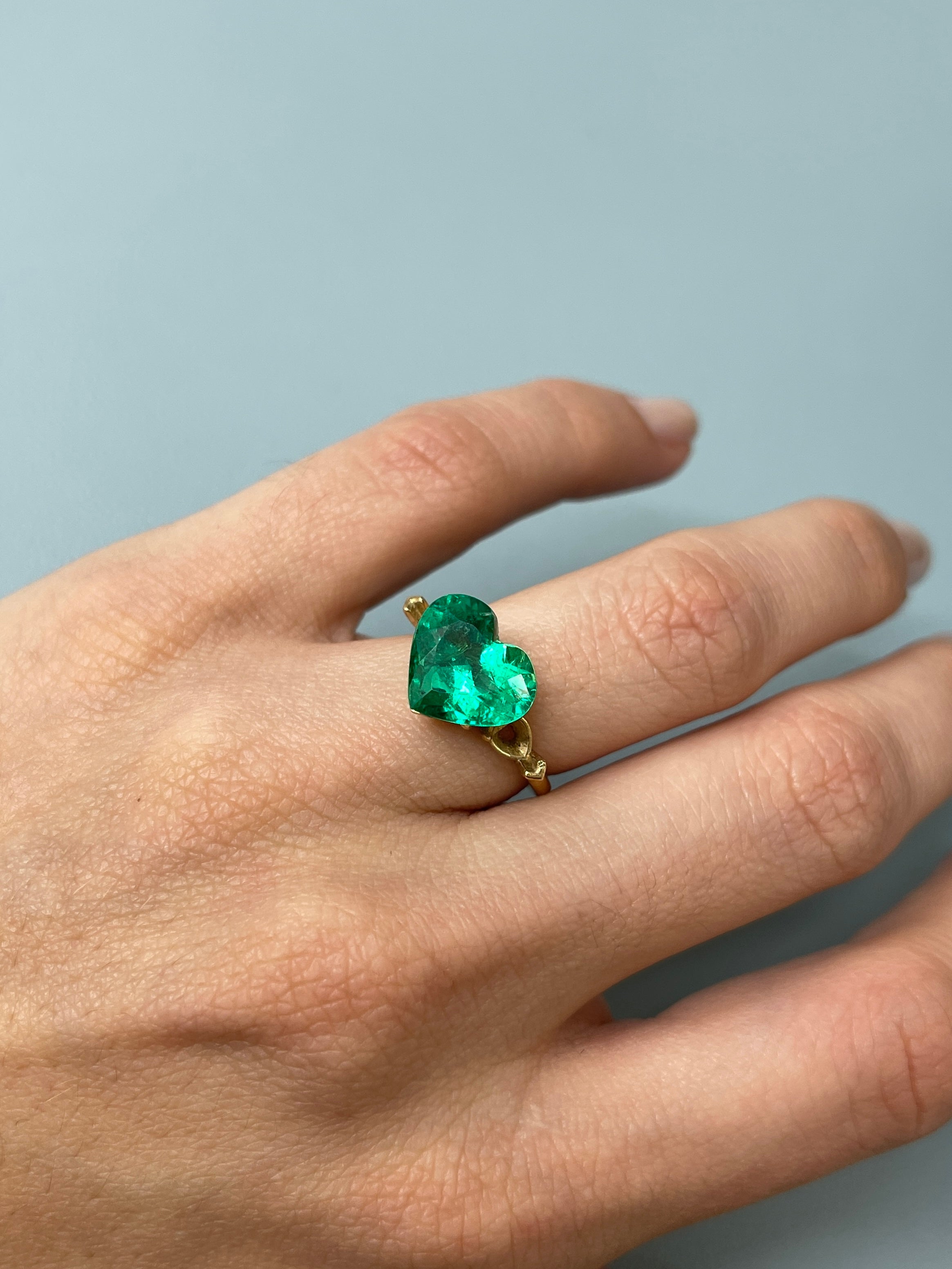 Vivid green 4.92 carat Colombian emerald loose gemstone, heart cut, AAA+ quality, natural and vivid color, from JR Colombian Emeralds