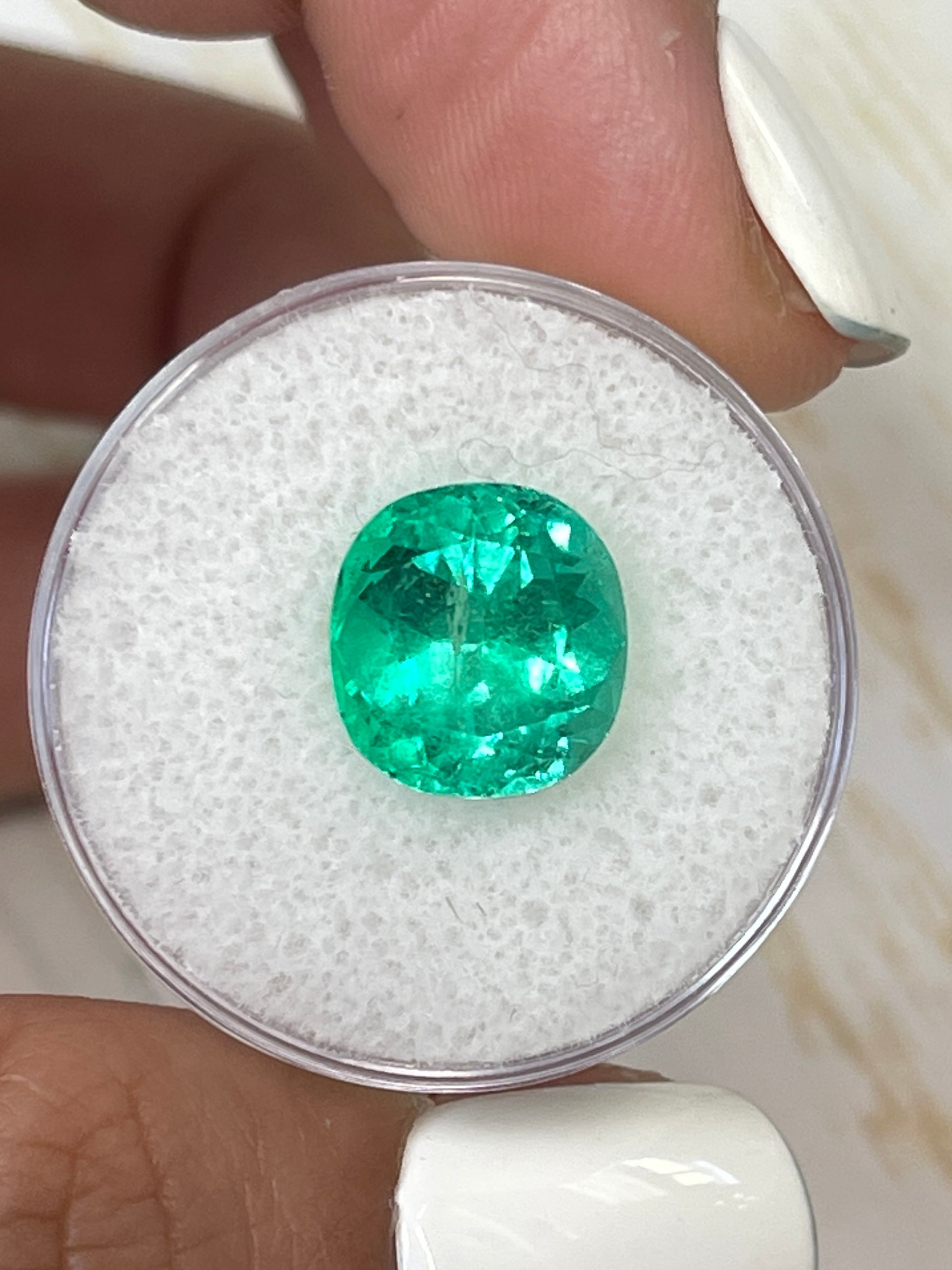 Loose 4.94 carat fine green Colombian emerald in cushion cut, natural and high-quality, from JR Colombian Emeralds.