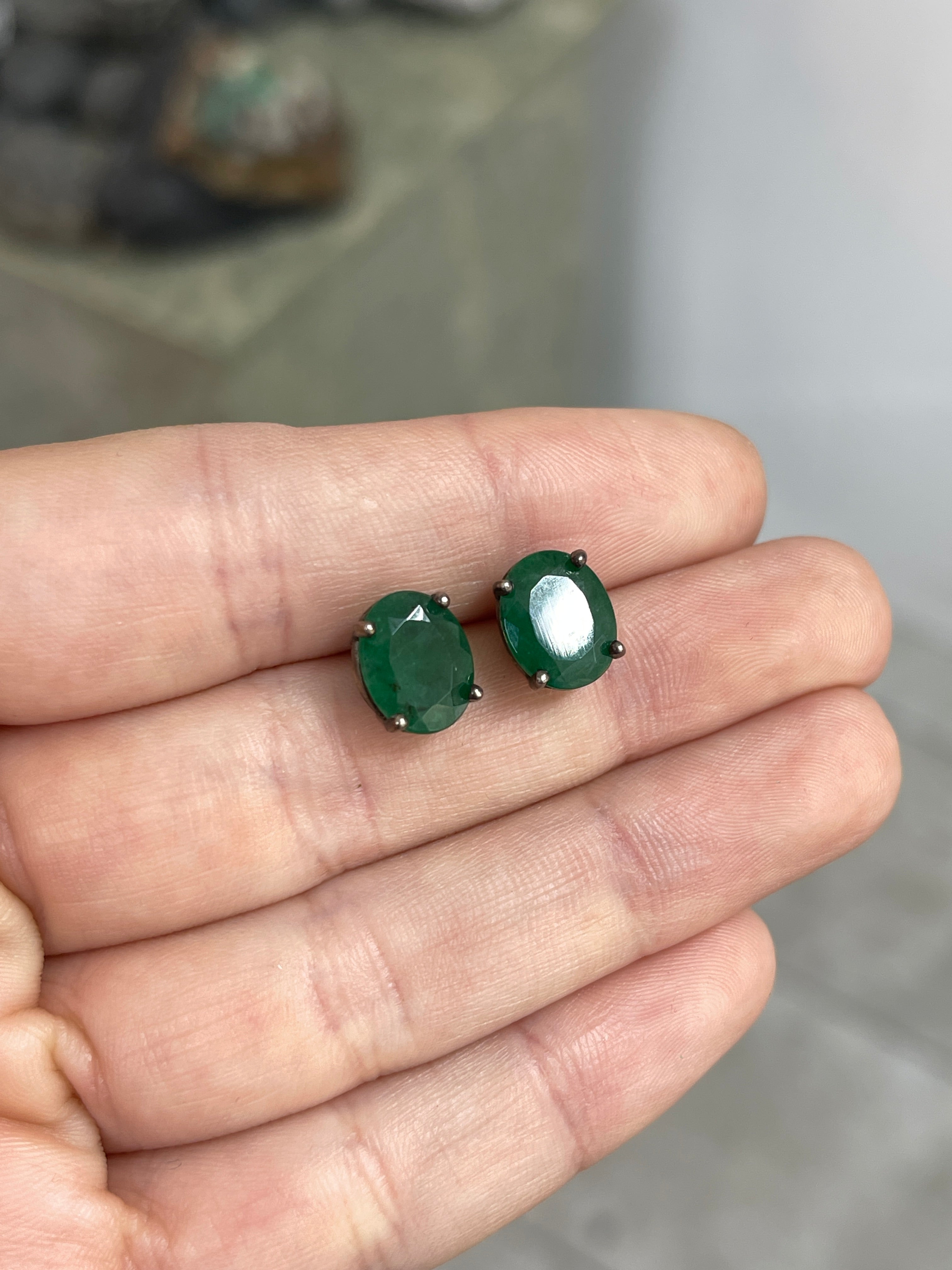 5.20カラット ダークグリーン ナチュラル オーバル ブラックシルバー スタッドピアス - JR コロンビア産エメラルド