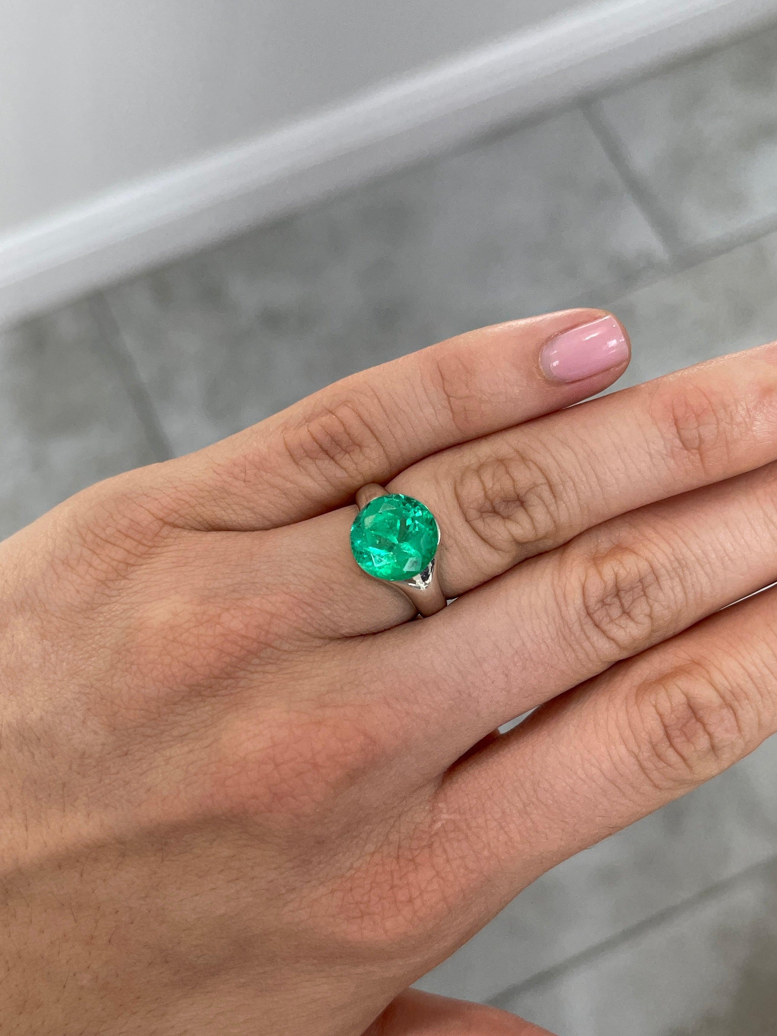Vibrant 5.48 carat round Colombian emerald with natural green color and high brilliance, from JR Colombian Emeralds.