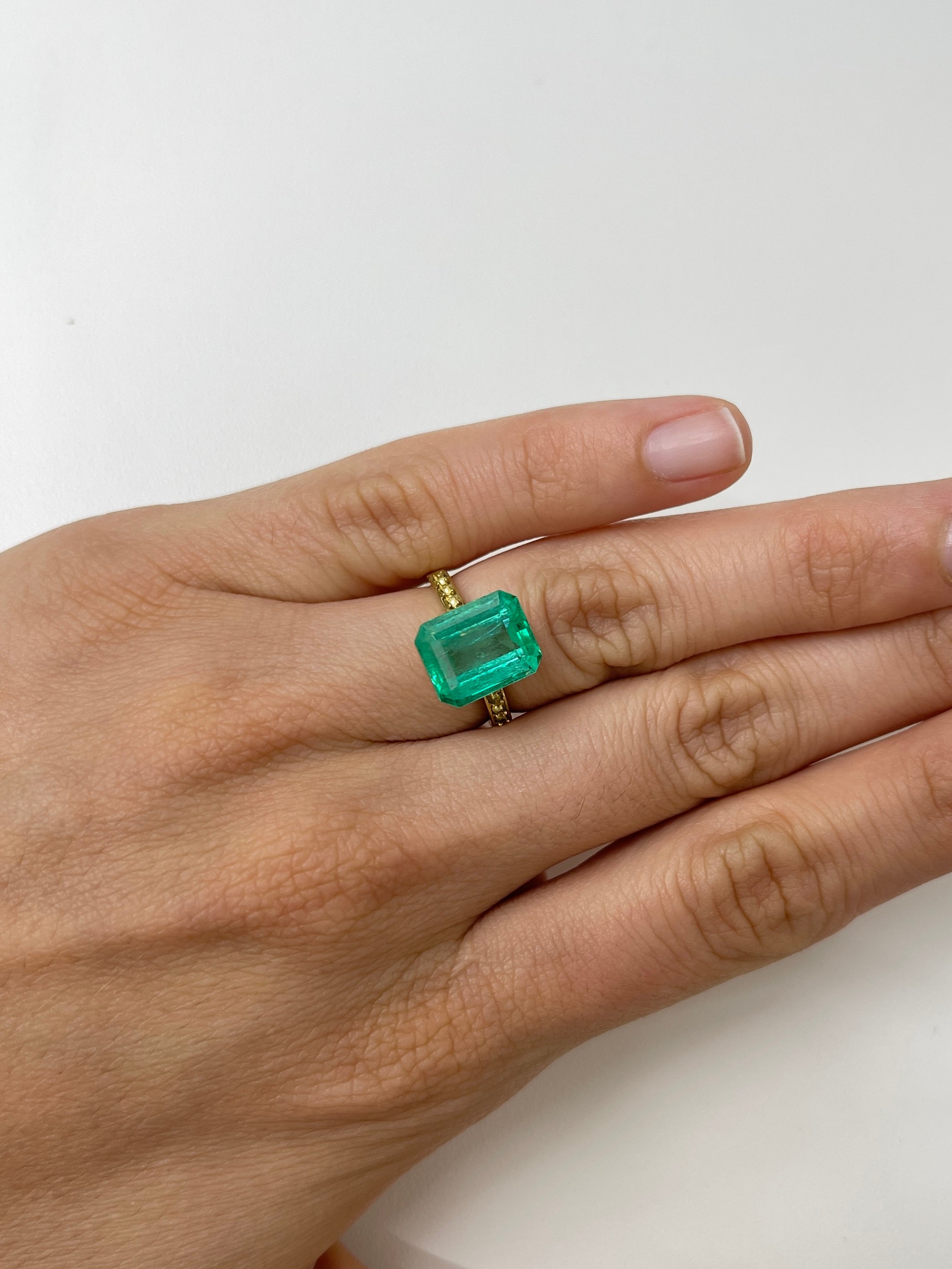 Medium green 5.50 carat Colombian emerald in classic emerald cut, natural loose gemstone with dimensions 11.8x9.7mm.