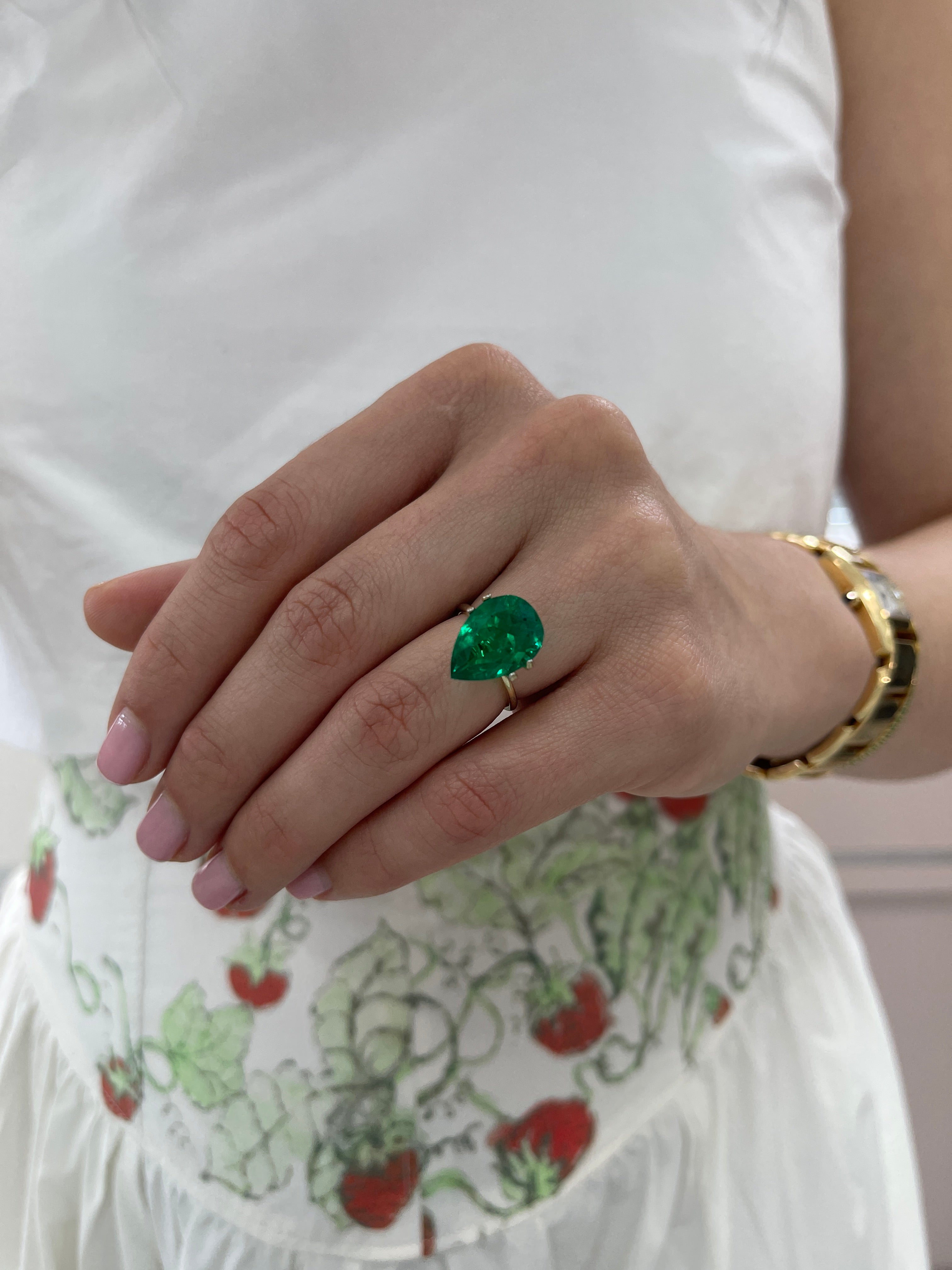 Émeraude colombienne naturelle en vrac de 6,40 carats, taille poire, 16 x 11 mm, qualité AAA, impuretés mineures, couleur MuzoGreen - JR Colombian Emeralds