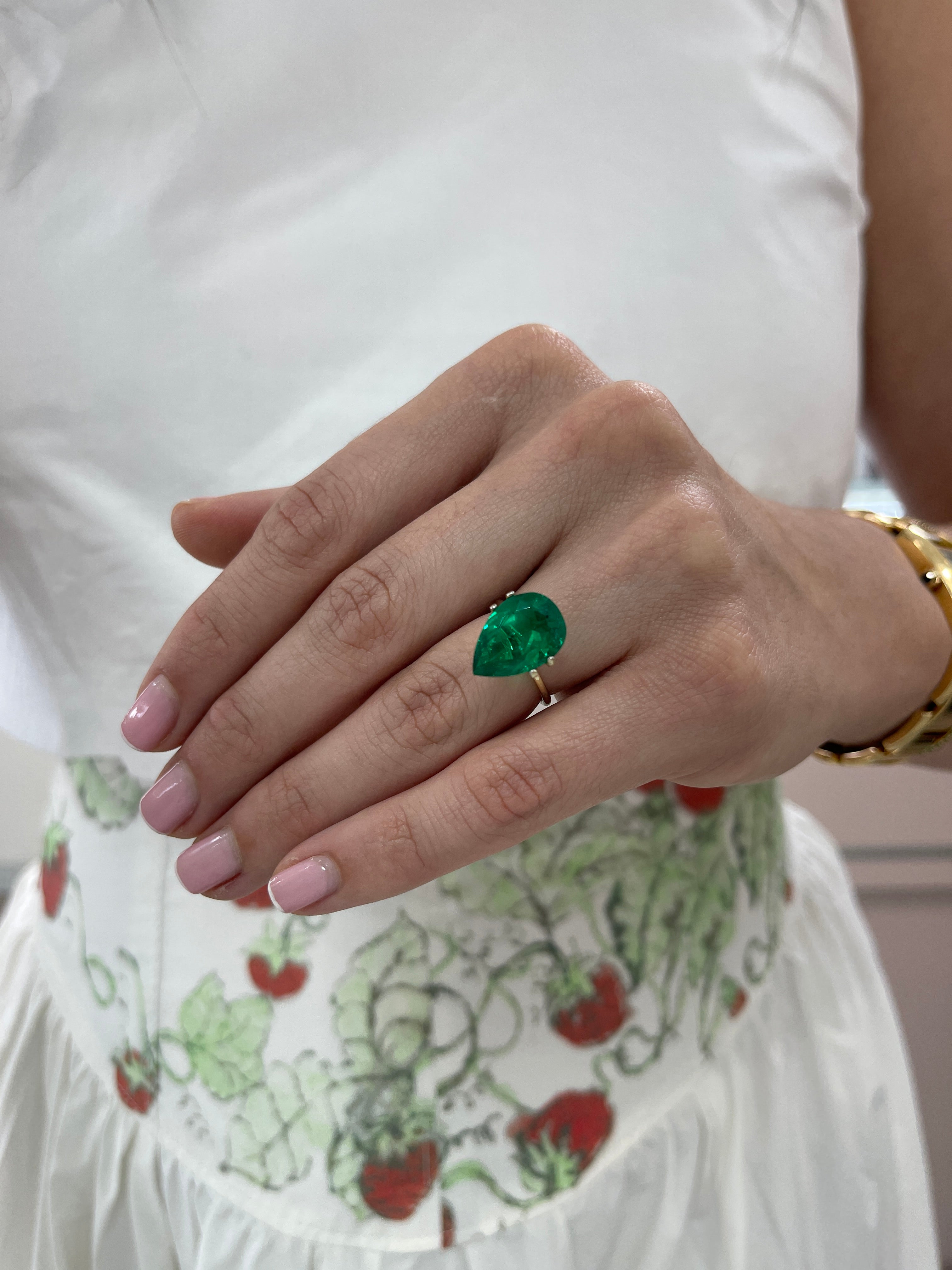 Émeraude colombienne naturelle en vrac de 6,40 carats, taille poire, 16 x 11 mm, qualité AAA, impuretés mineures, couleur MuzoGreen - JR Colombian Emeralds