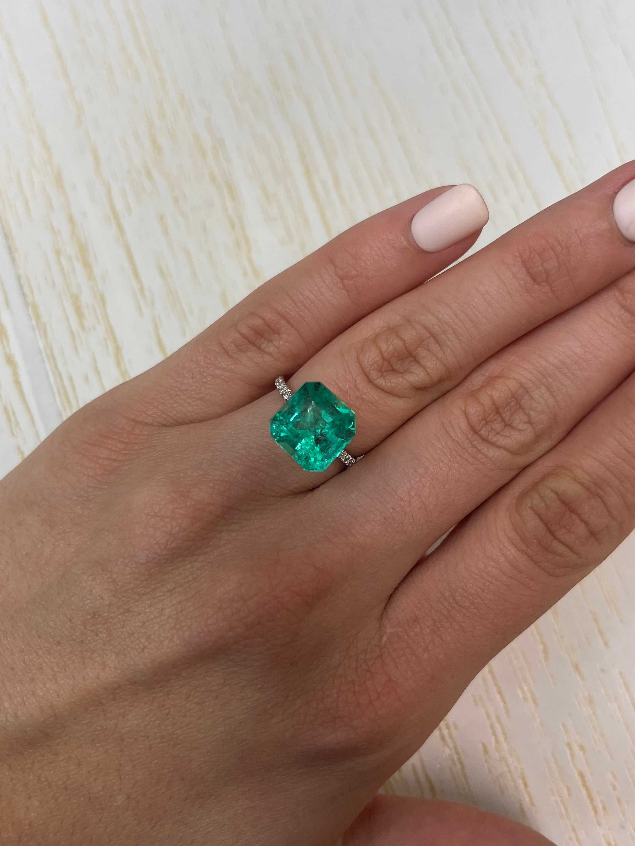 Vivid Muzo green Colombian emerald loose Asscher cut 6.69 carats, natural gemstone with bright green color and square shape.