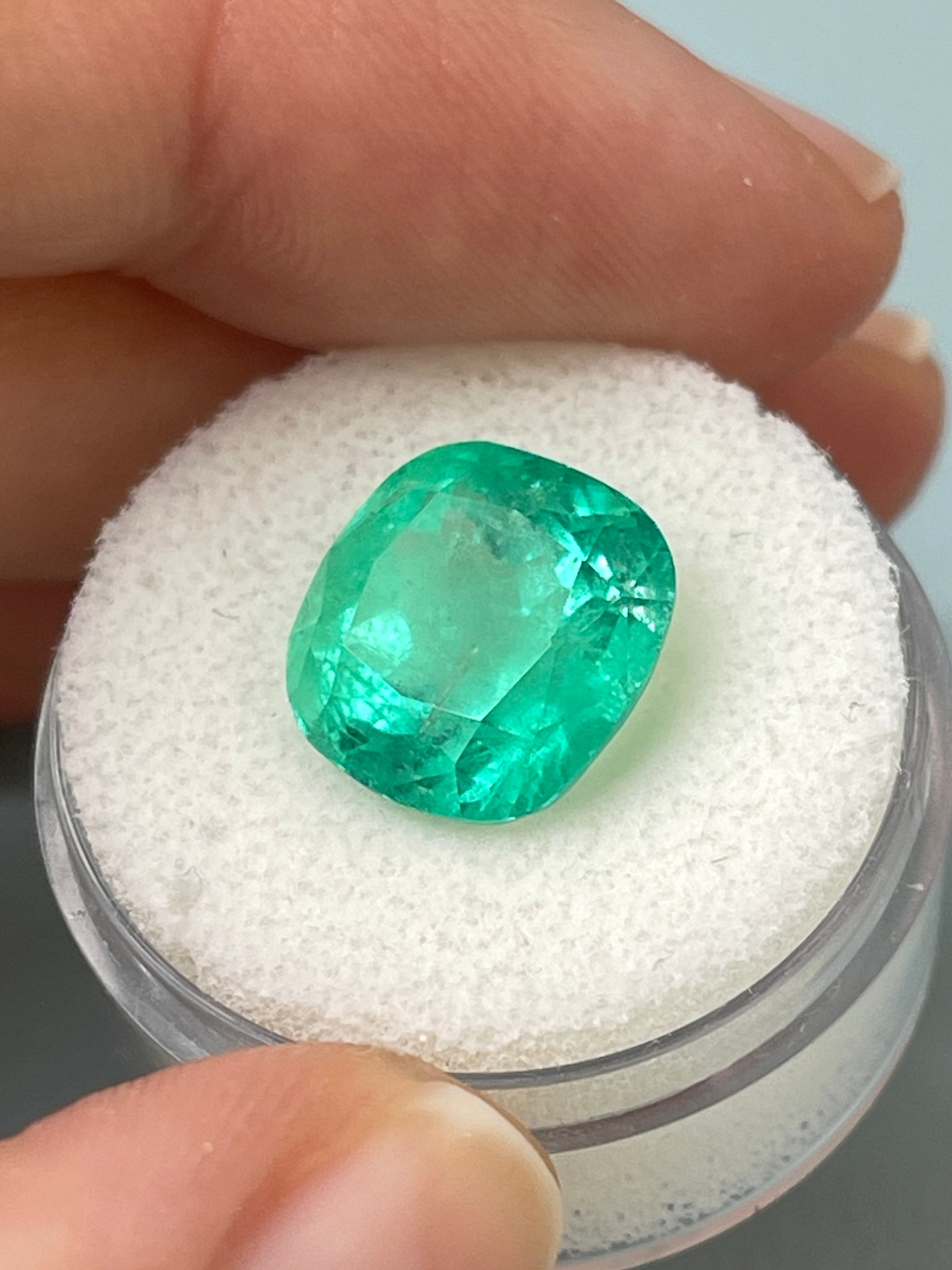 Medium bluish green 7.28 carat Colombian emerald loose cushion cut from JR Colombian Emeralds. Natural gemstone with vibrant color.