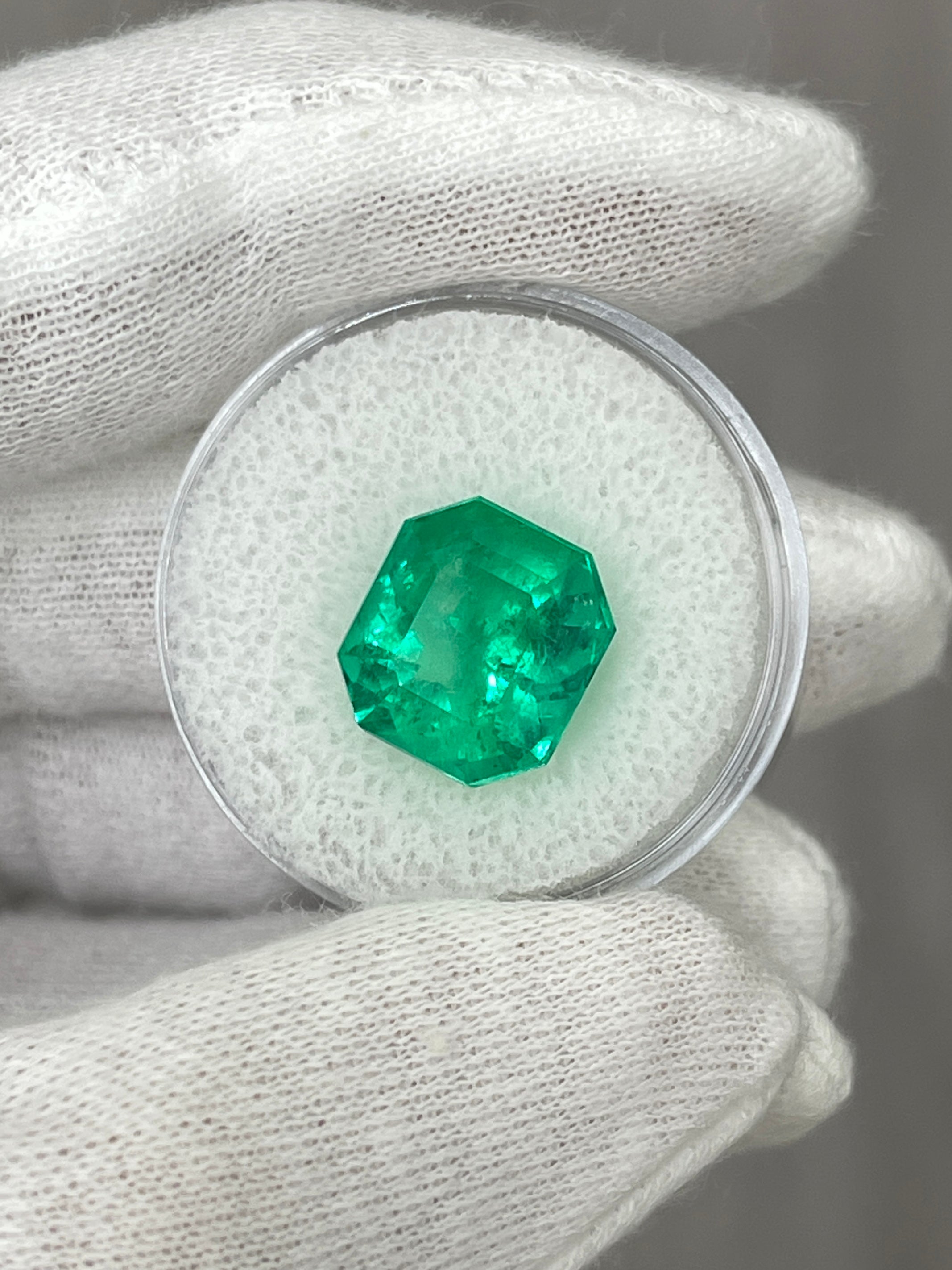 7.37-carat Muzo intense green Colombian emerald in Asscher cut, natural loose gemstone from JR Colombian Emeralds.