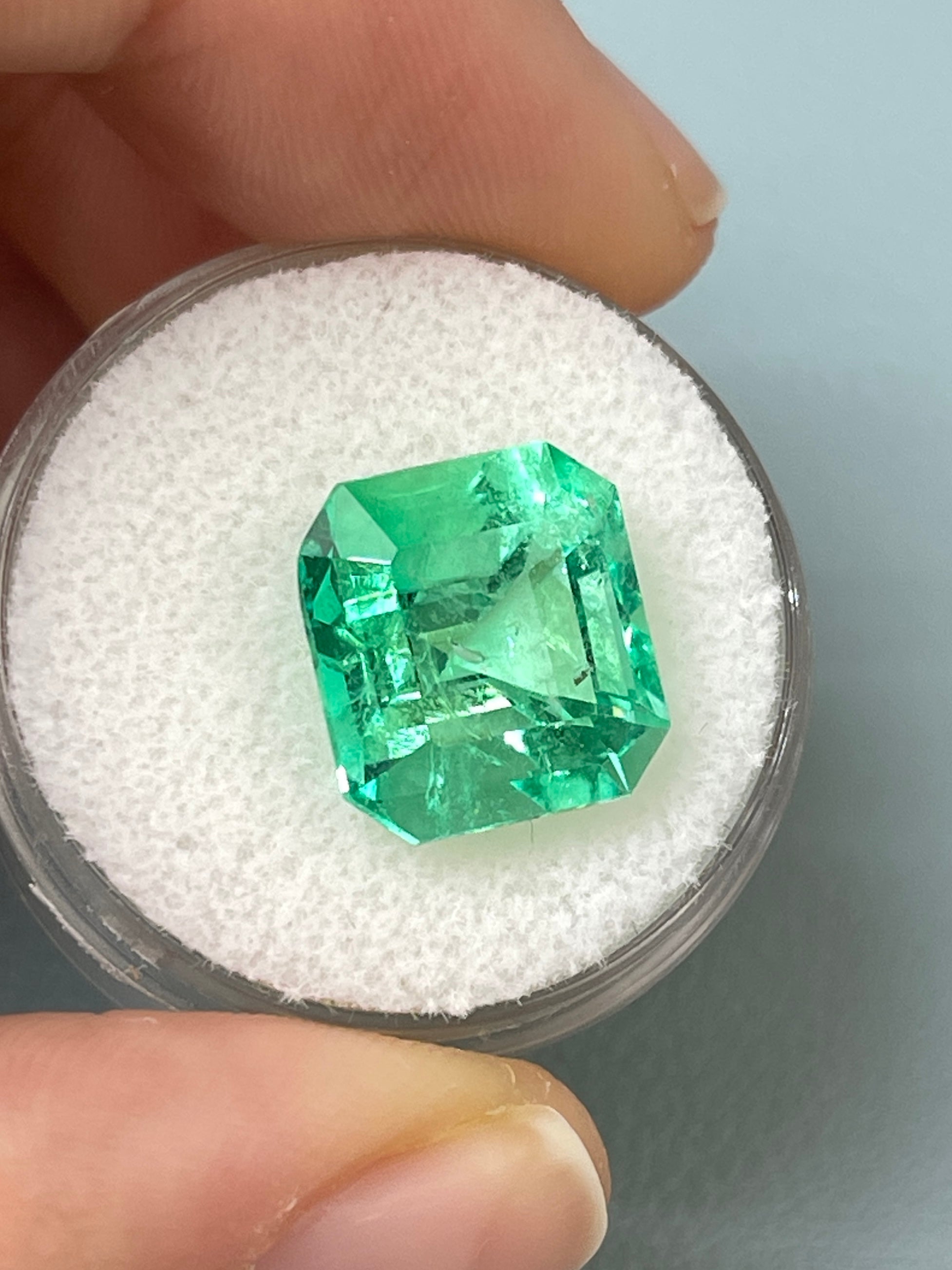 Lusterous 8.01 carat natural Colombian emerald loose gemstone in Asscher cut, vivid green color, from JR Colombian Emeralds.