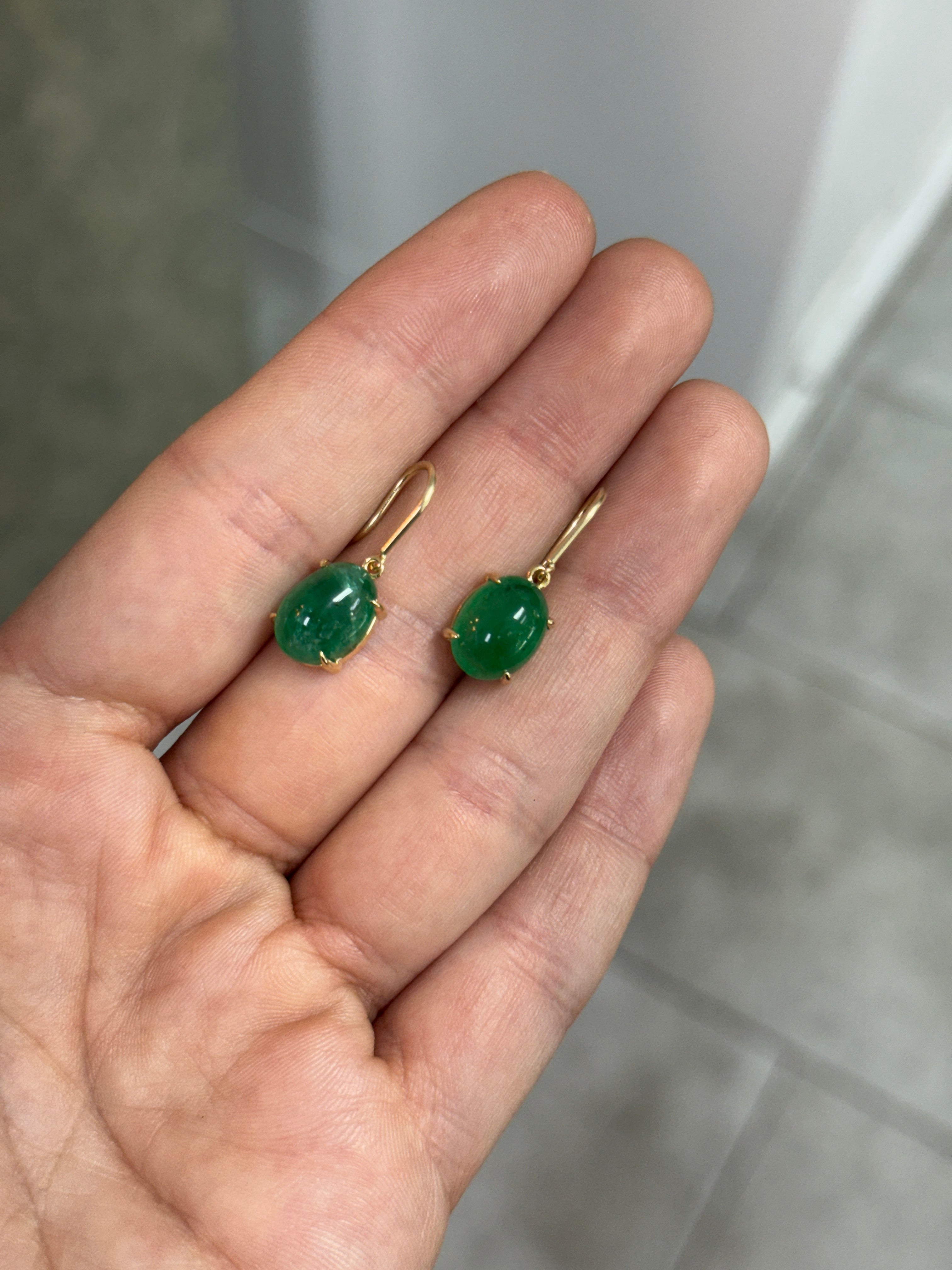 Boucles d'oreilles à crochets français avec émeraudes en cabochon ovale, 8,55 carats au total, or 14 carats