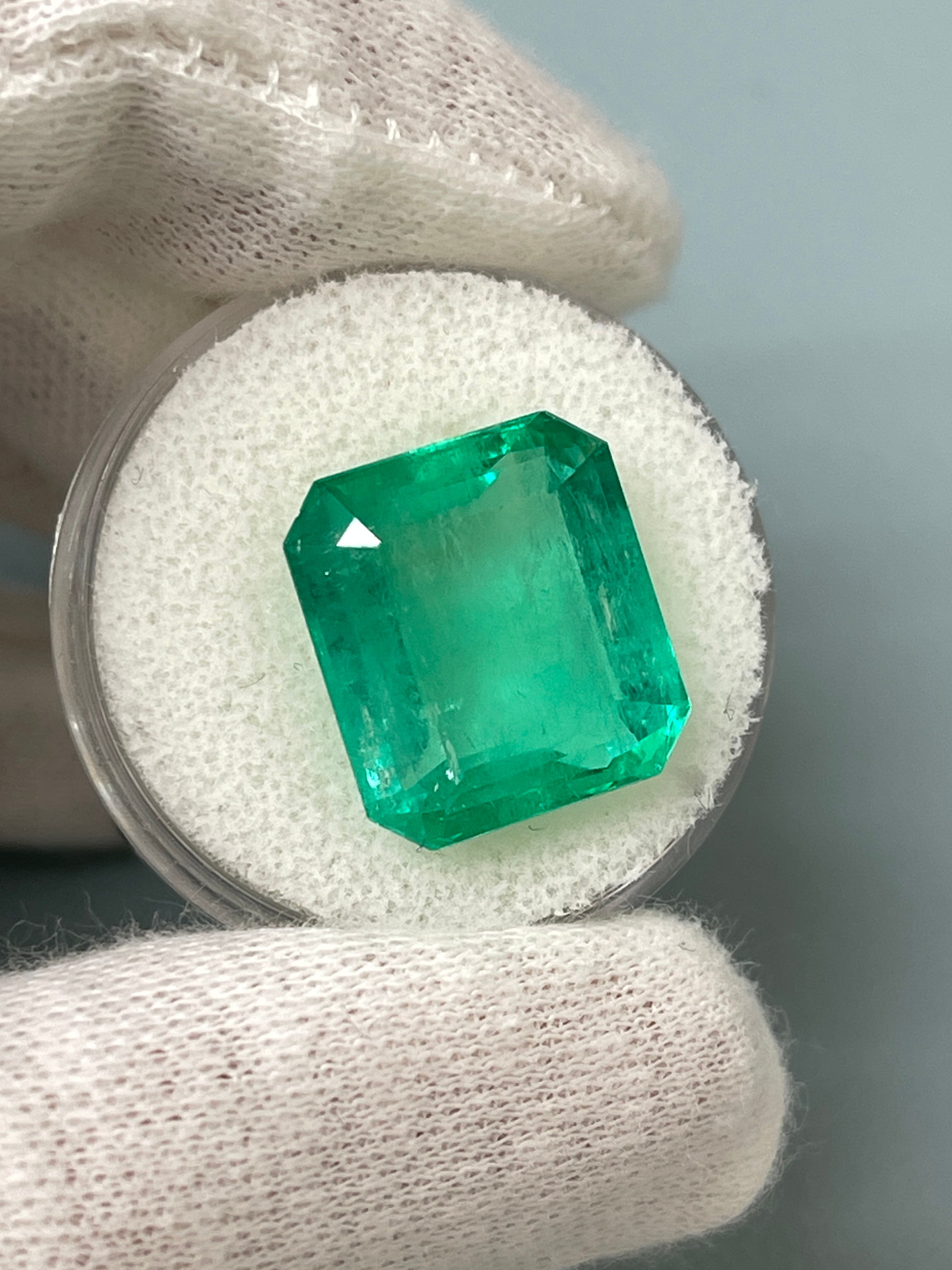 Grande smeraldo colombiano sfuso da 13,82 carati, 15x14 mm – Taglio smeraldo – JR Colombian Emeralds