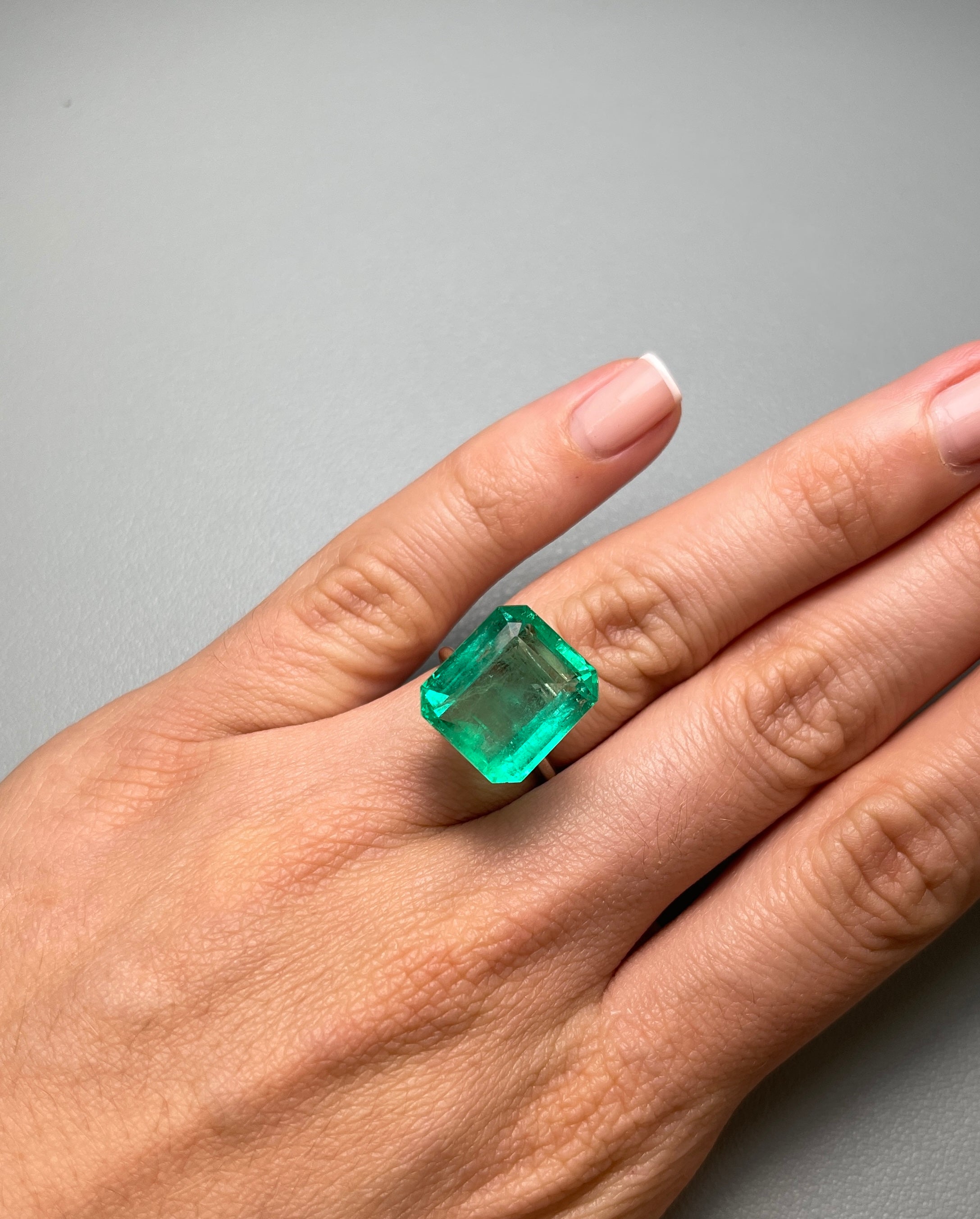 Grande smeraldo colombiano sfuso da 13,82 carati, 15x14 mm – Taglio smeraldo – JR Colombian Emeralds