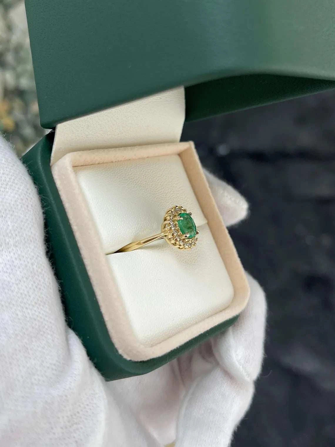 خاتم هالو من الزمرد البيضاوي بوزن 1.05 قيراط بلون أخضر زاهي مع لمعة الماس