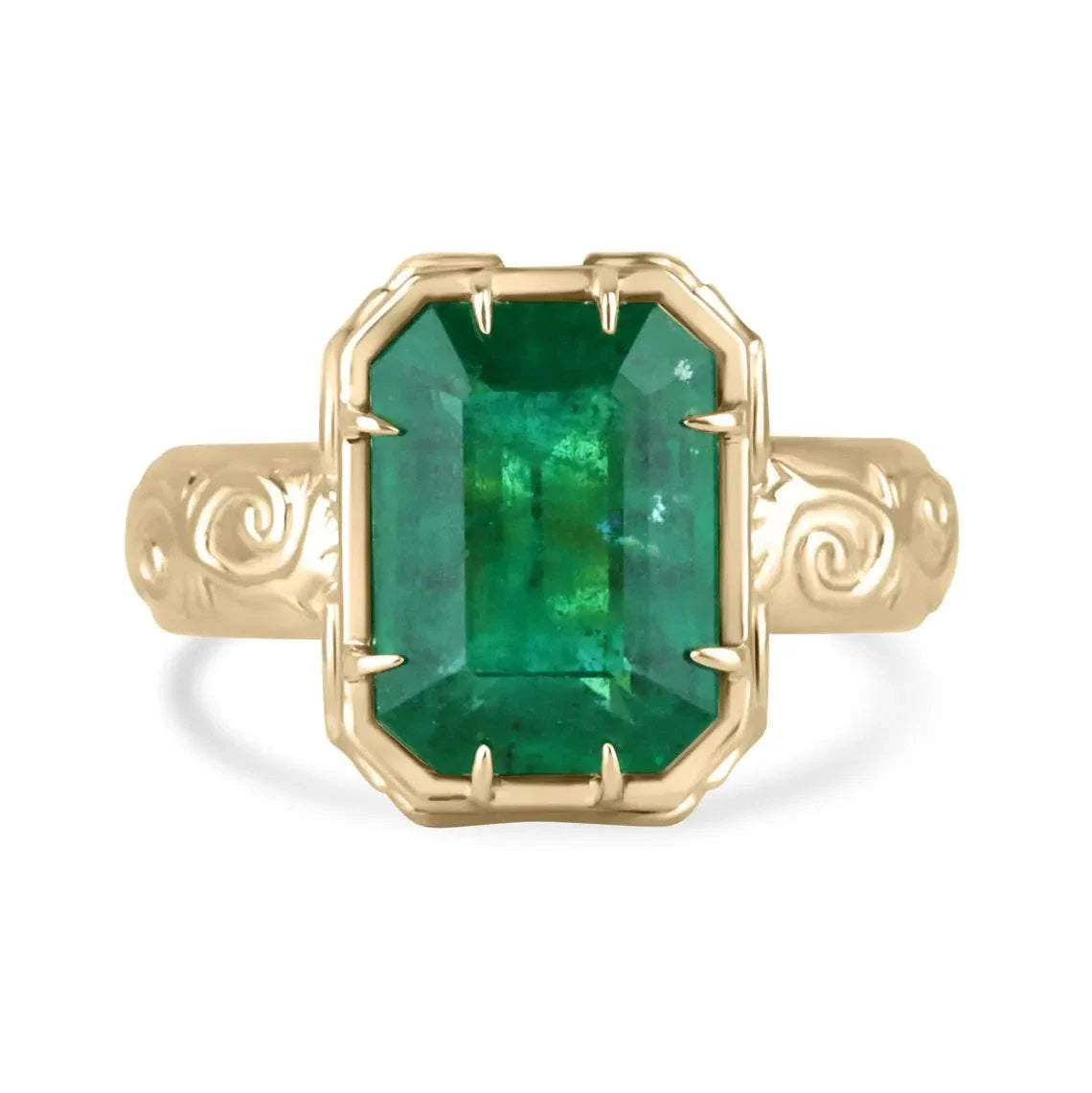Anello di fidanzamento con solitario a taglio smeraldo di ottima qualità da 3,90 carati, in oro giallo 18 carati con intricati motivi a volute