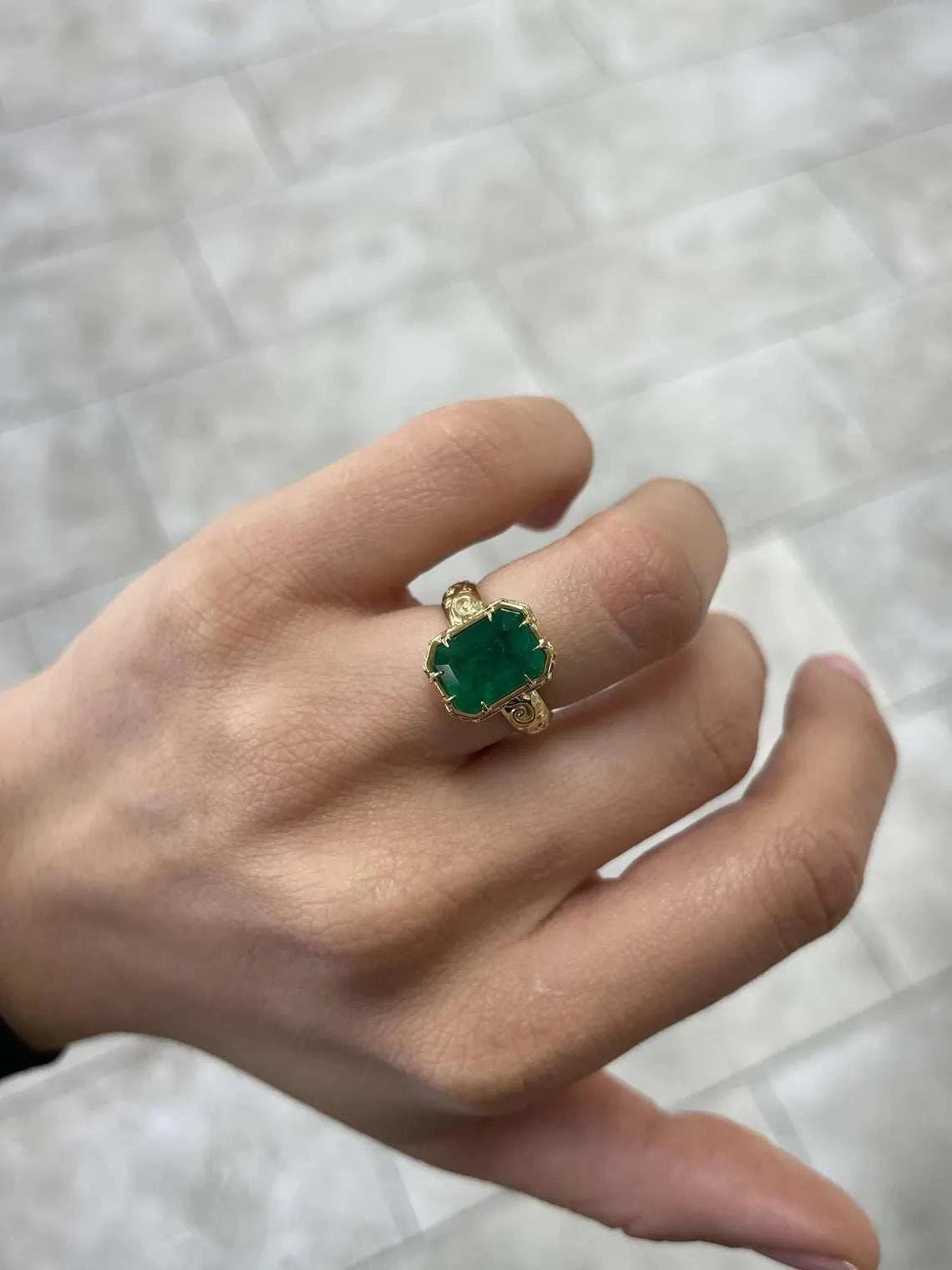 Anello con taglio smeraldo di alta qualità da 3,90 carati con un solitario dal verde intenso