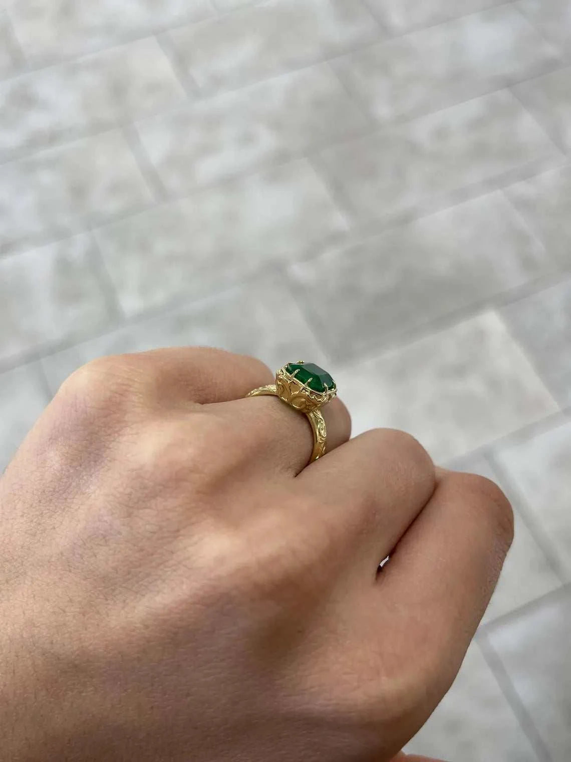 Anello con taglio smeraldo di alta qualità da 3,90 carati con un solitario dal verde intenso