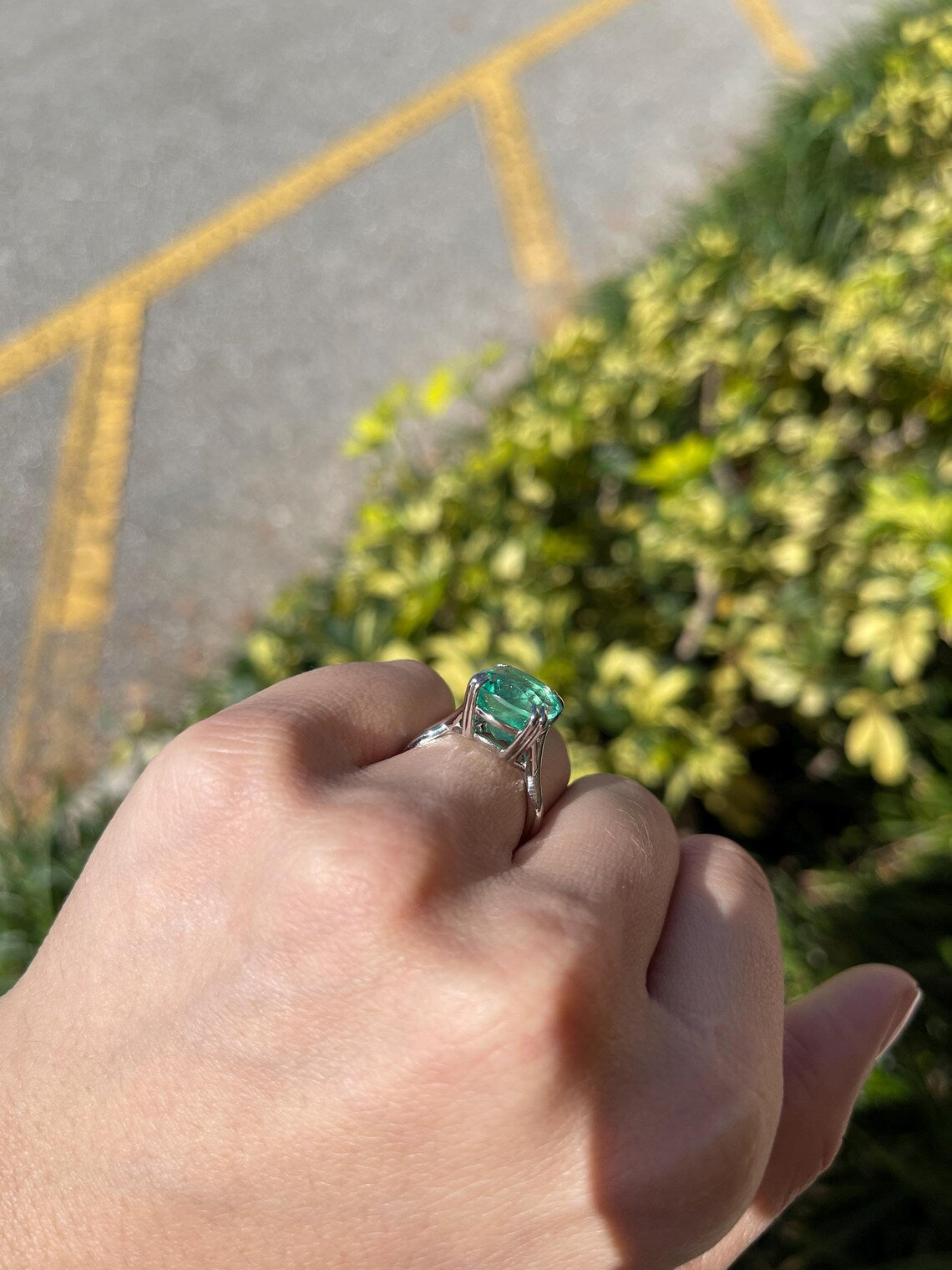 Uno smeraldo colombiano da 7,49 carati con taglio a cuscino crea un solitario di grande effetto