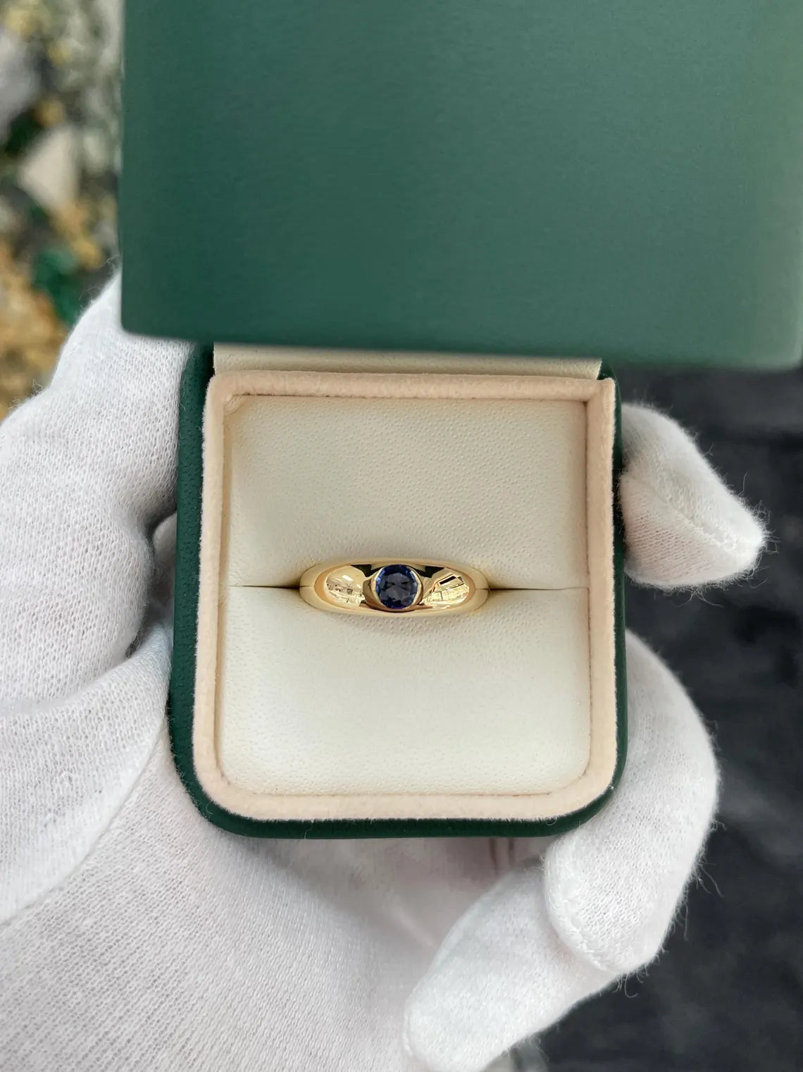 Uno zaffiro rotondo naturale da 0,50 carati dà vita a un classico anello solitario dal colore blu intenso