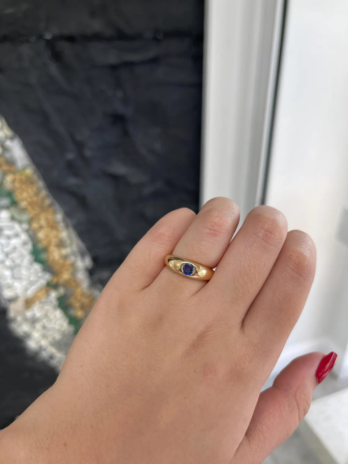 Uno zaffiro rotondo naturale da 0,50 carati dà vita a un classico anello solitario dal colore blu intenso