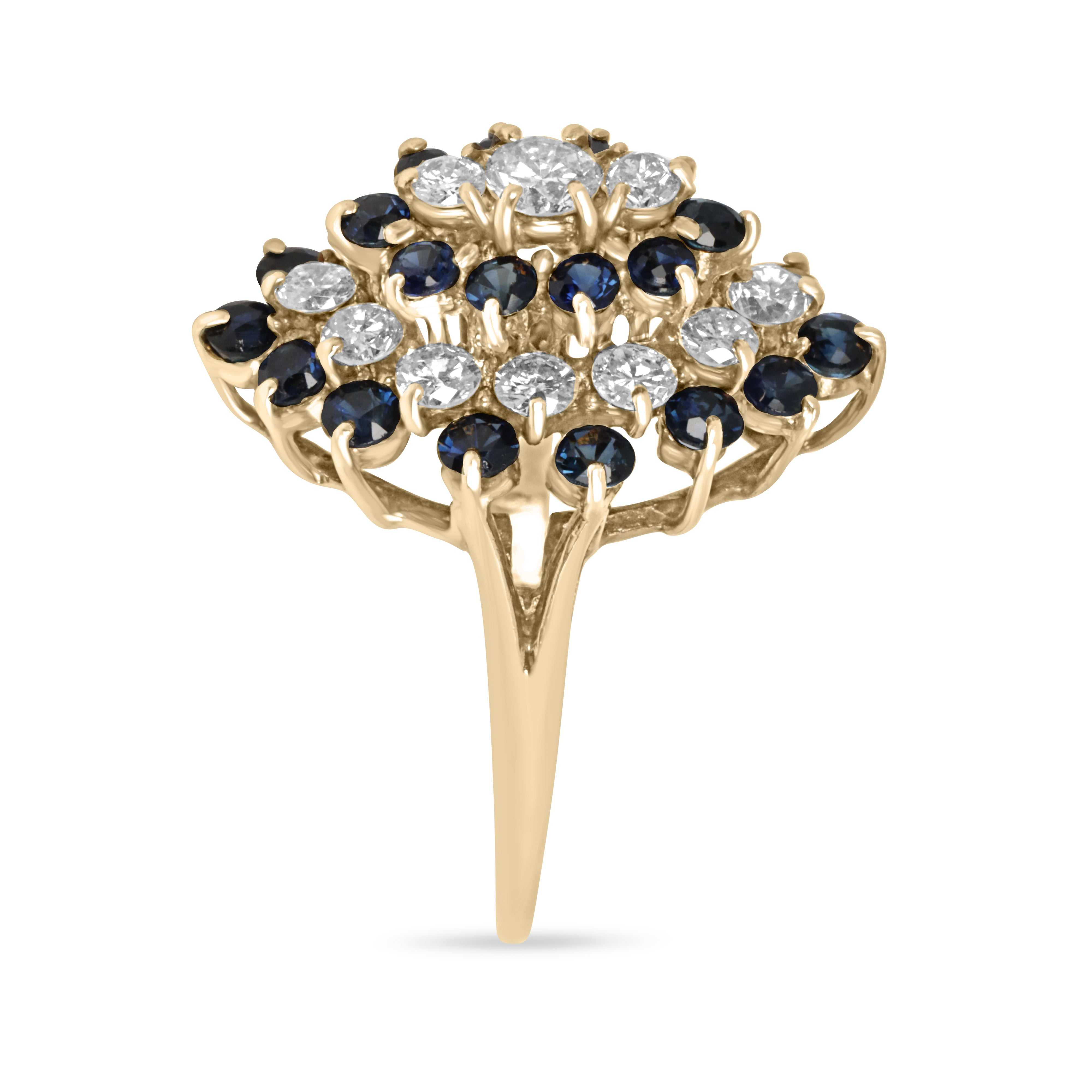 Anello cocktail da 3,0 carati in oro 14 carati con zaffiro blu e diamanti a grappolo