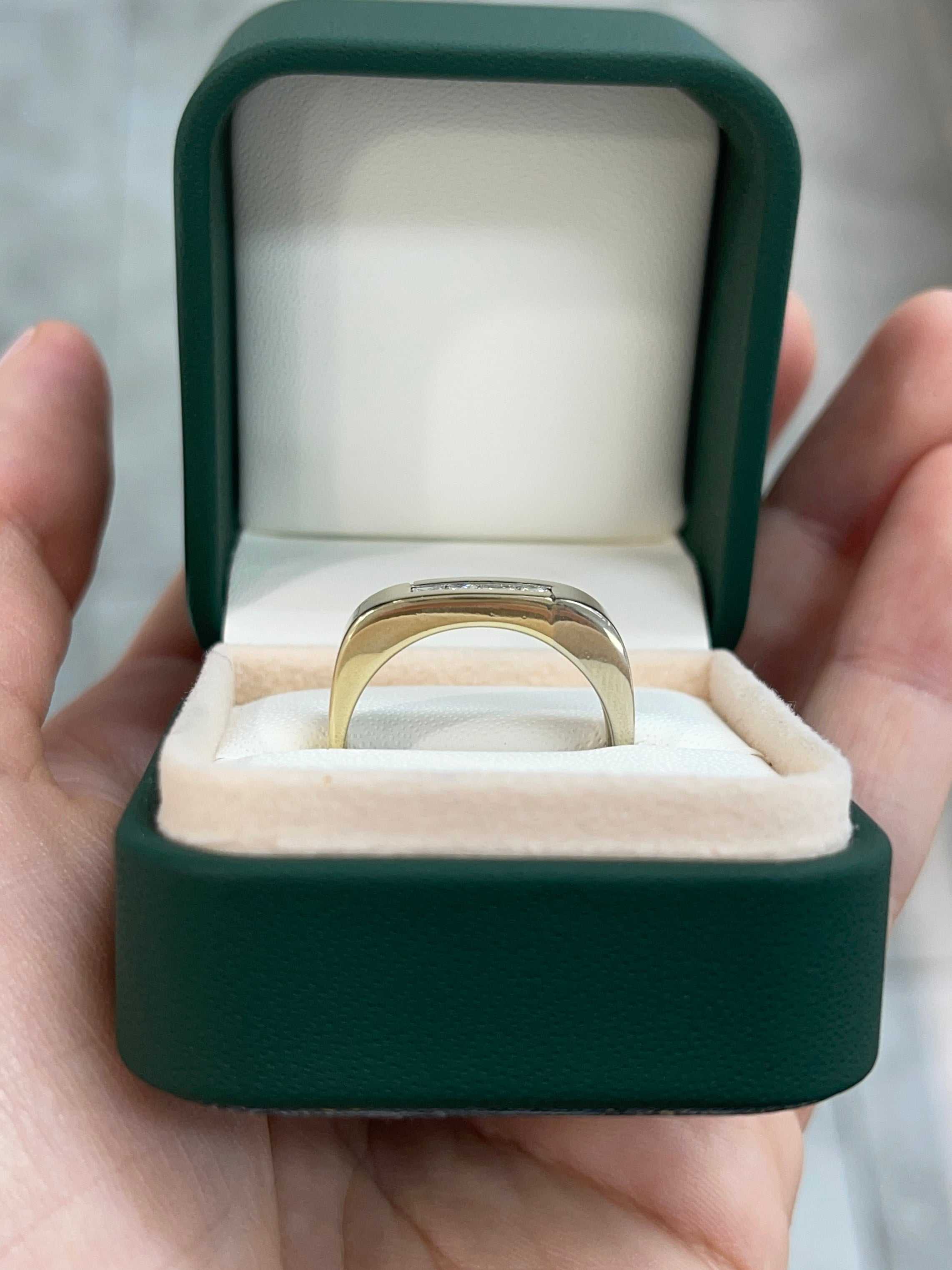 Anello da mignolo da uomo con diamanti bicolori a taglio princess, 14 carati