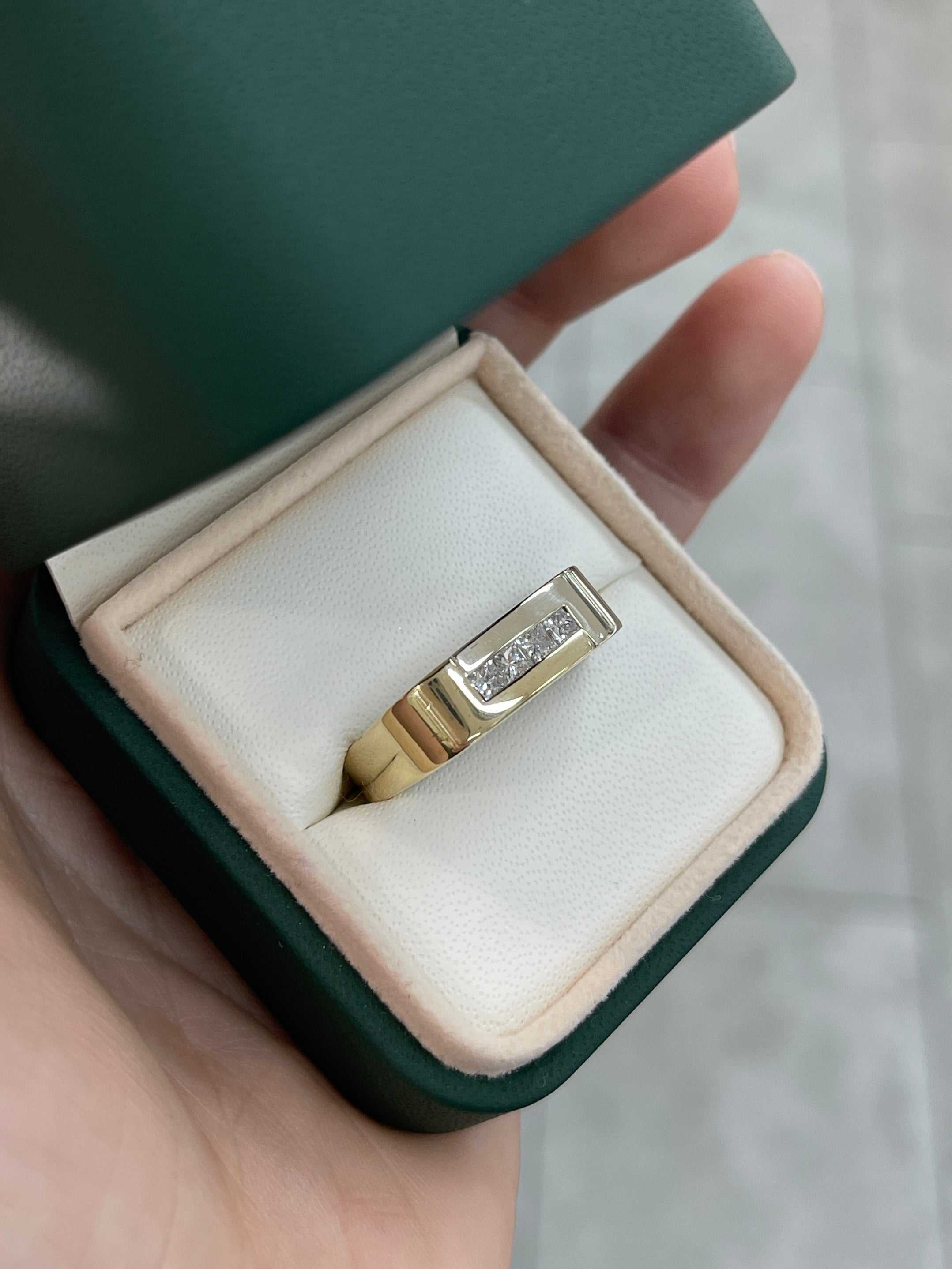 Anello da mignolo da uomo con diamanti bicolori a taglio princess, 14 carati