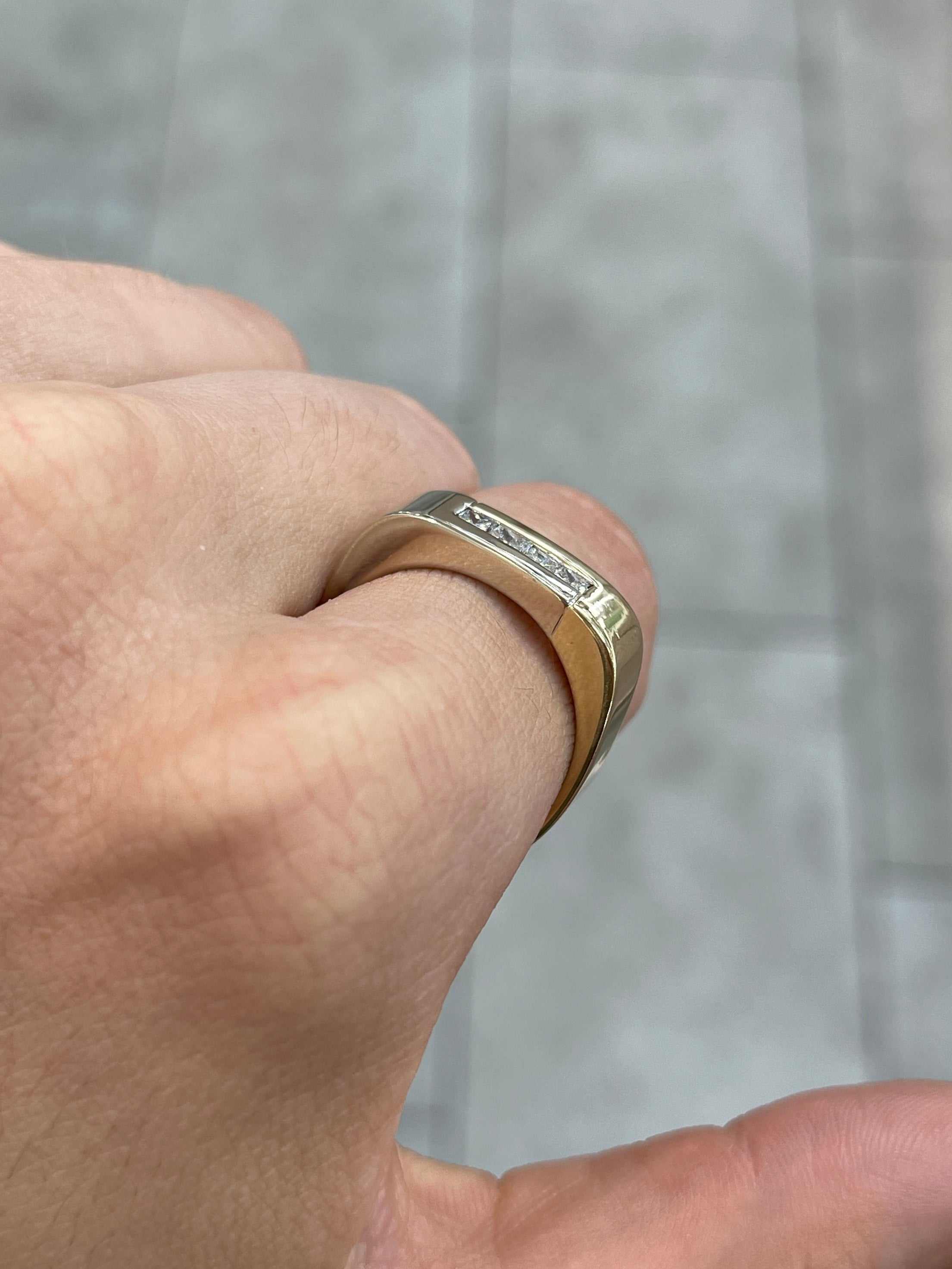 Anello da mignolo da uomo con diamanti bicolori a taglio princess, 14 carati