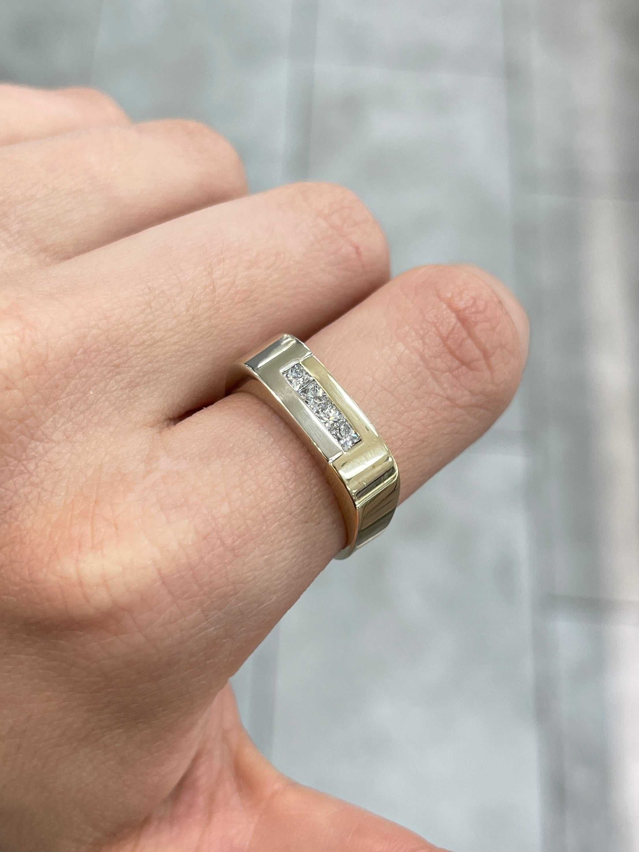 Anello da mignolo da uomo con diamanti bicolori a taglio princess, 14 carati