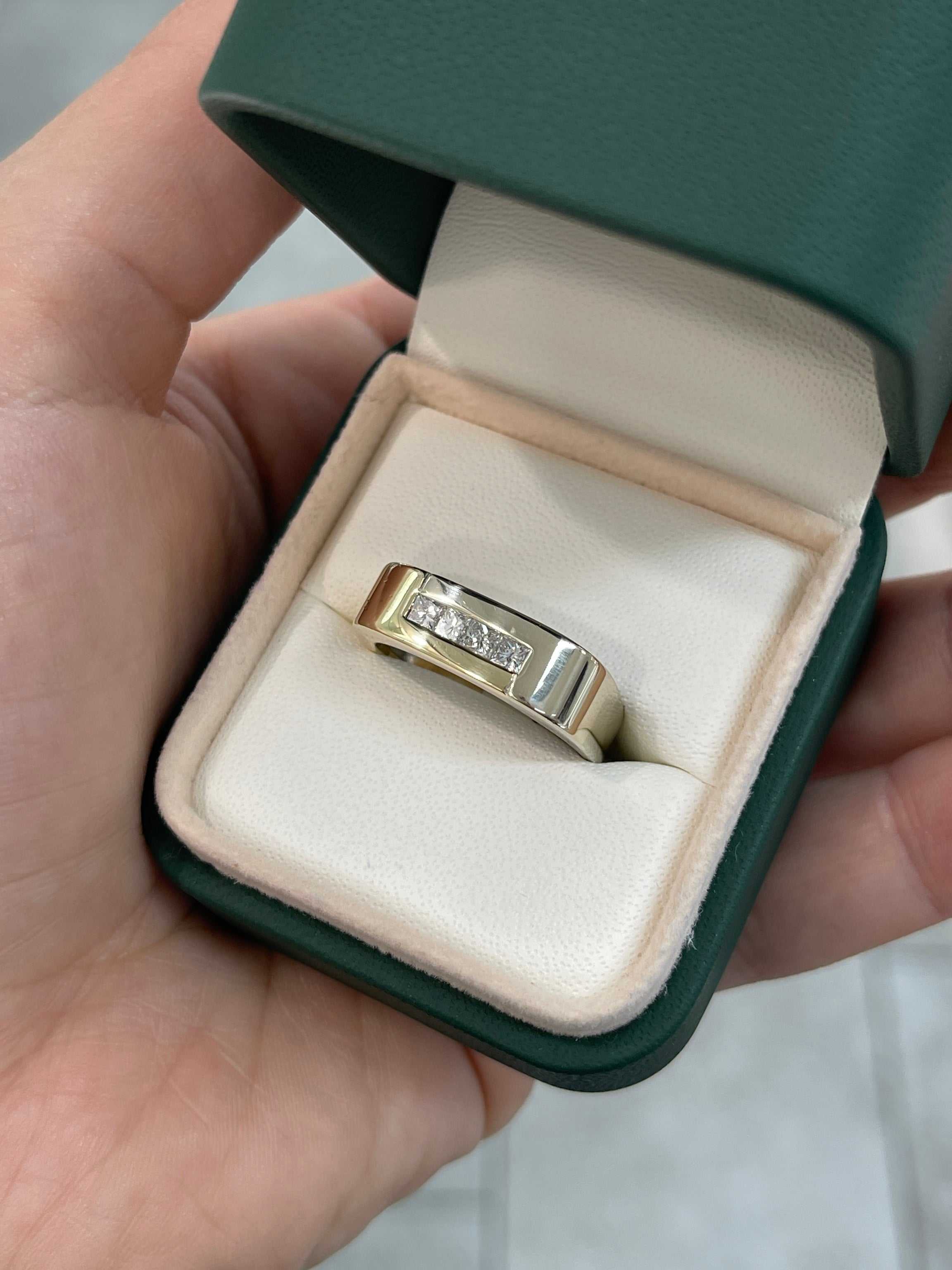 Anello da mignolo da uomo con diamanti bicolori a taglio princess, 14 carati