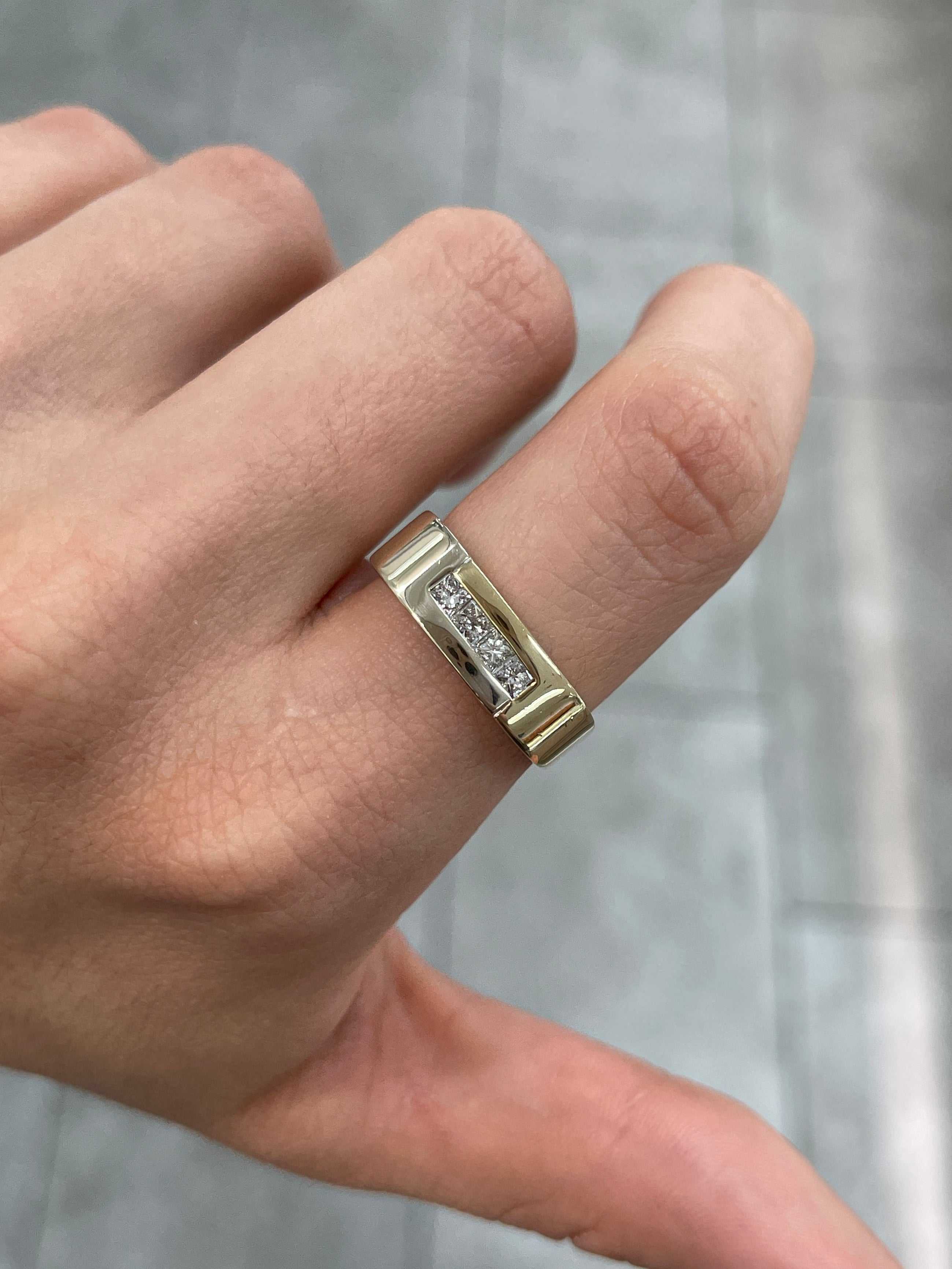 Anello da mignolo da uomo con diamanti bicolori a taglio princess, 14 carati