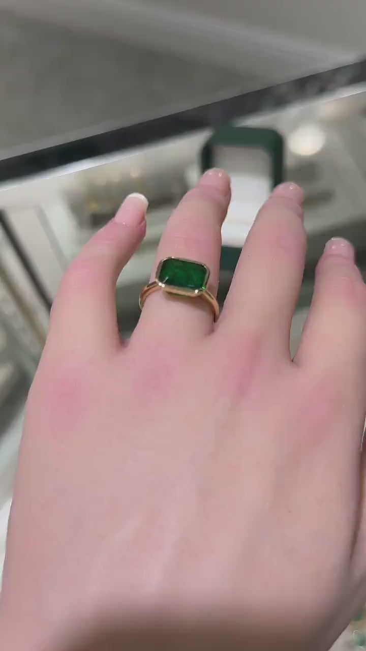 Elegant 14K Gold Right Hand Ring Featuring a 2.90cts Natural Emerald in East to West Setting