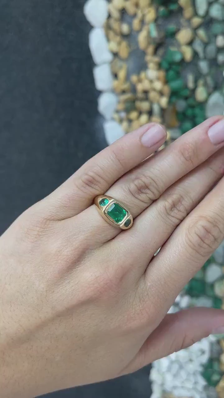 Luxurious 3-Stone Emerald Ring in 18K Gold with 2.63 Carats, Ideal for Both Men and Women