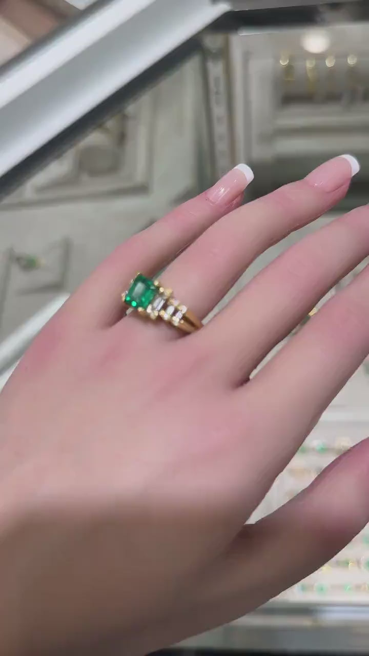 Luxurious 18K Gold Ring Featuring Rich Green Baguette and Round Cut Emeralds, Totaling 3.57 Carats