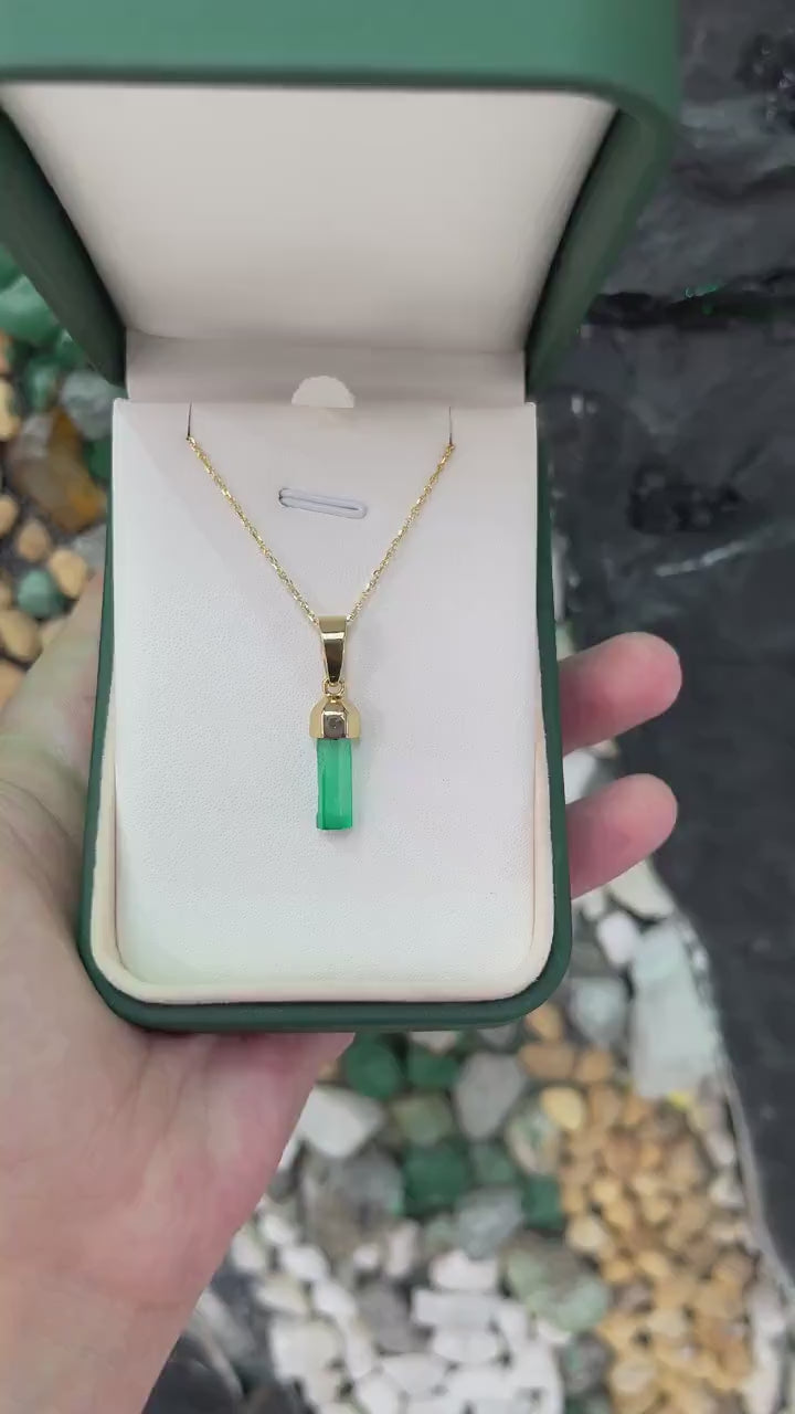 Unisex 2.71ct Natural Colombian Emerald Crystal Pendant in 18K Gold