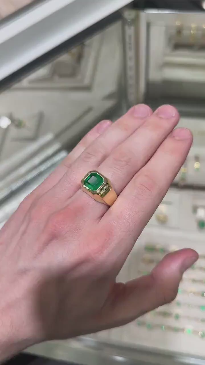 Luxurious 18K Emerald Solitaire: Deep Green Unisex Ring