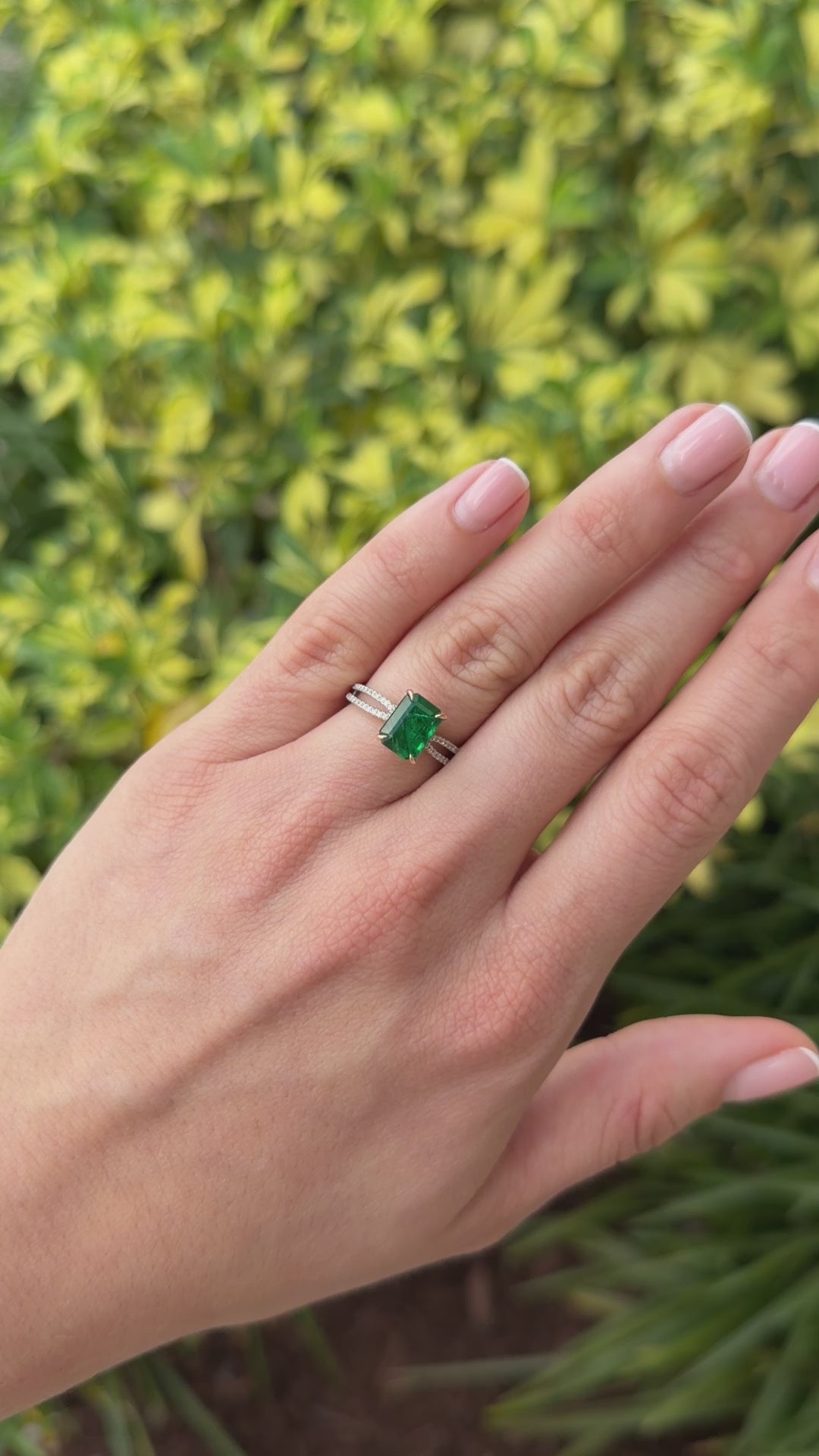 2.75tcw 18K/PLAT Deep Green Emerald & Diamond Split Shank