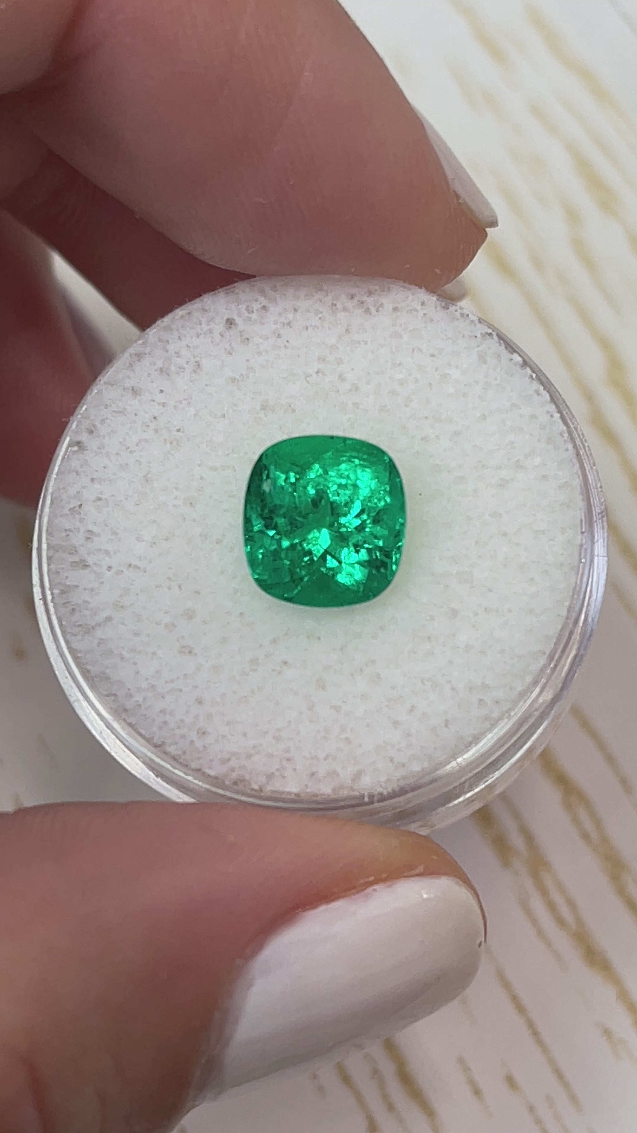 2.60 Carat AAA+ Minor Oil Vivid Green Natural Loose Colombian Emerald-Cushion Cut 9x8 Cushion Cut Emerald