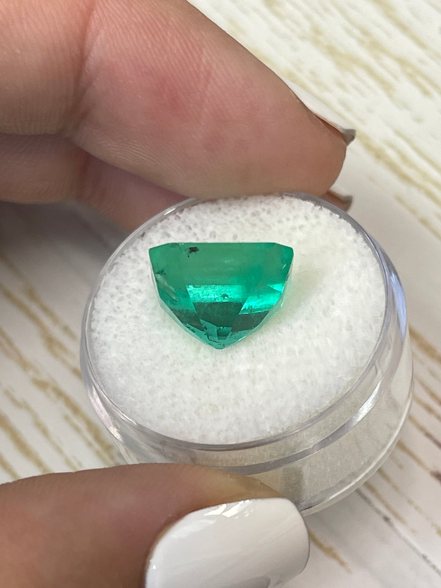 Lustrous Colombian Emerald - 8.10 Carat - Asscher Cut Gem