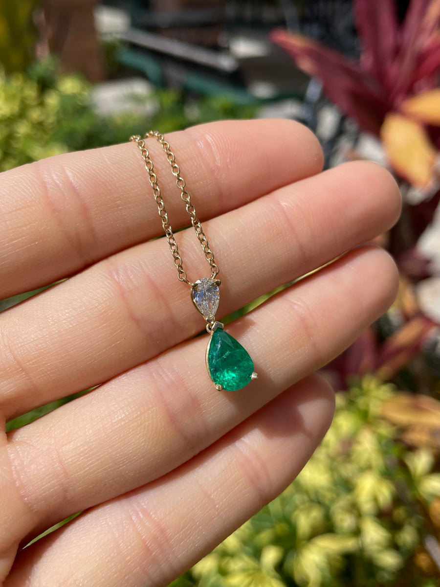 Pear diamond and pear emerald necklace 18K