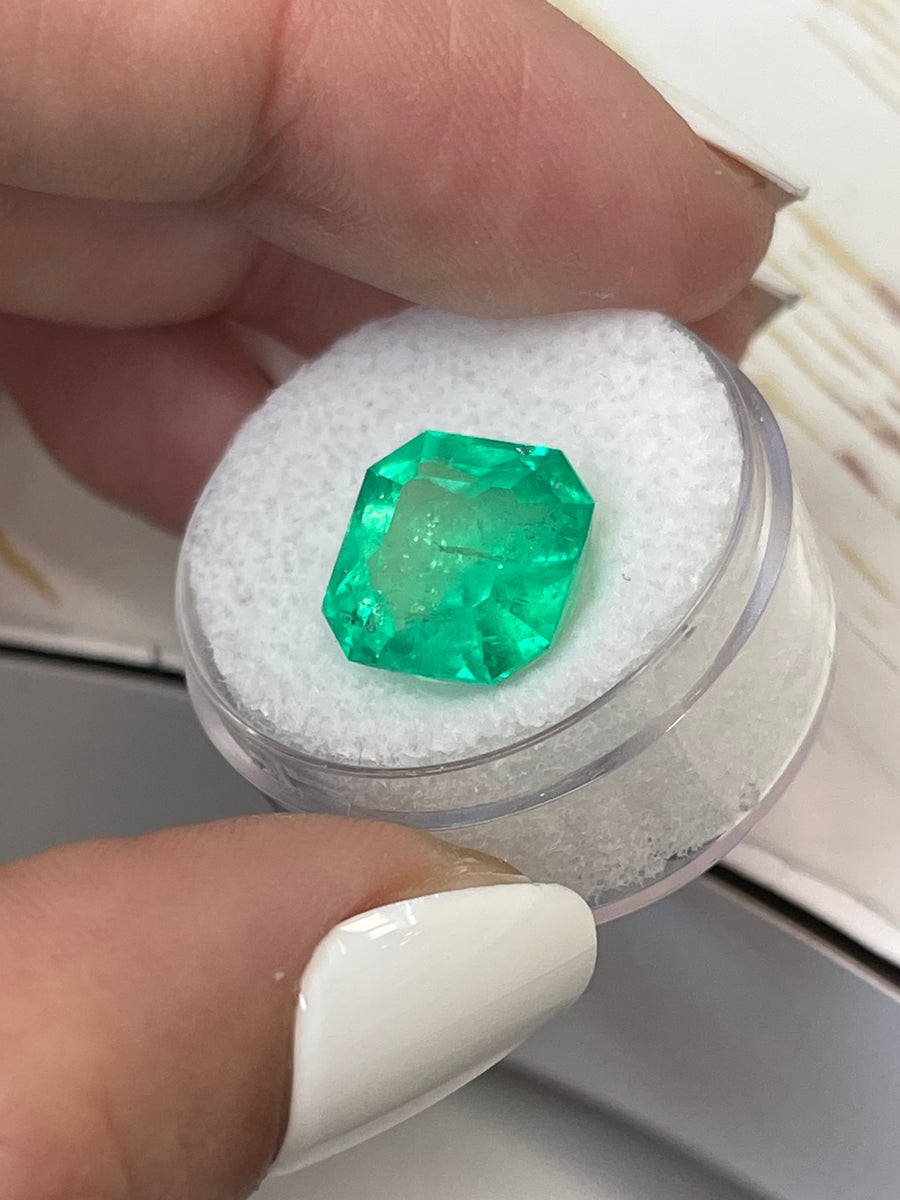 Colombian Emerald in Asscher Cut - 7.41 Carat Vivid Green Beauty