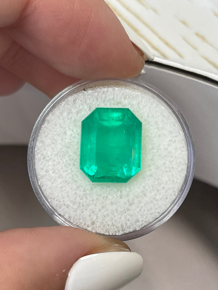 Stunning 8.46 Carat Colombian Emerald in Classic Green Hue - Emerald Cut Gem