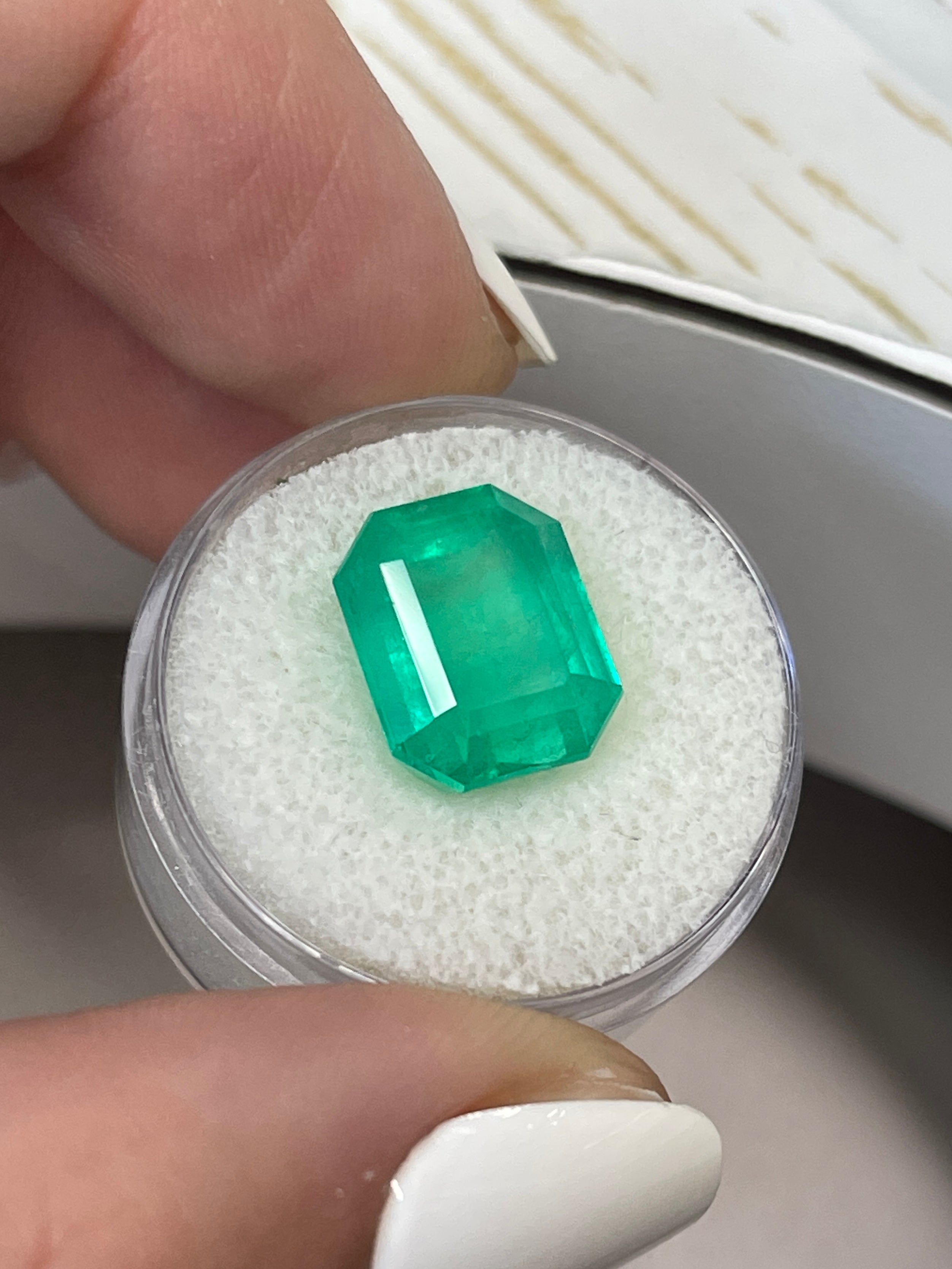 Elegant 13x11 Colombian Emerald Gemstone - Emerald Cut, 8.46 Carats