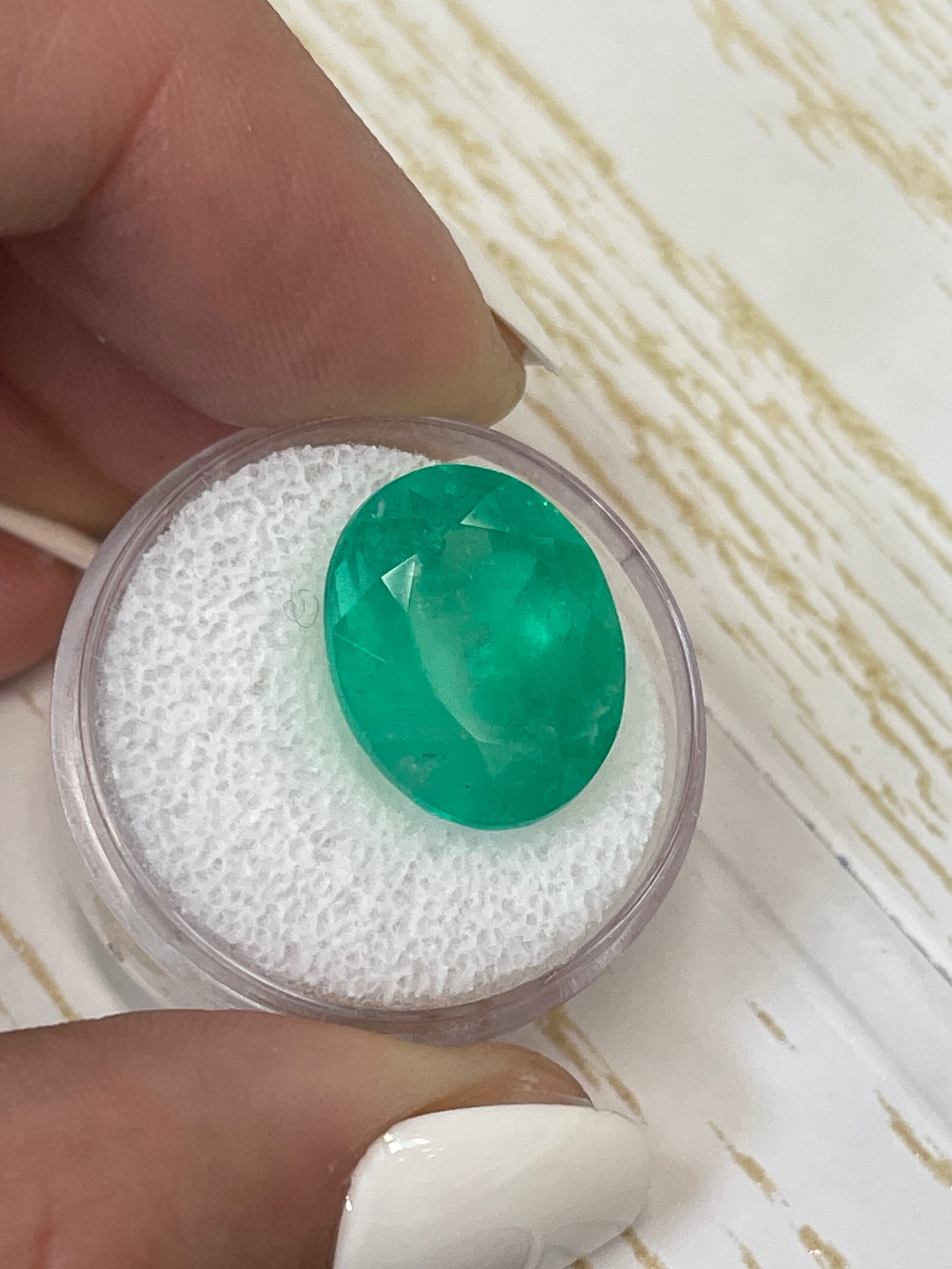 Stunning Natural Colombian Emerald - 13.19 Carats, Oval-Cut, Medium Green