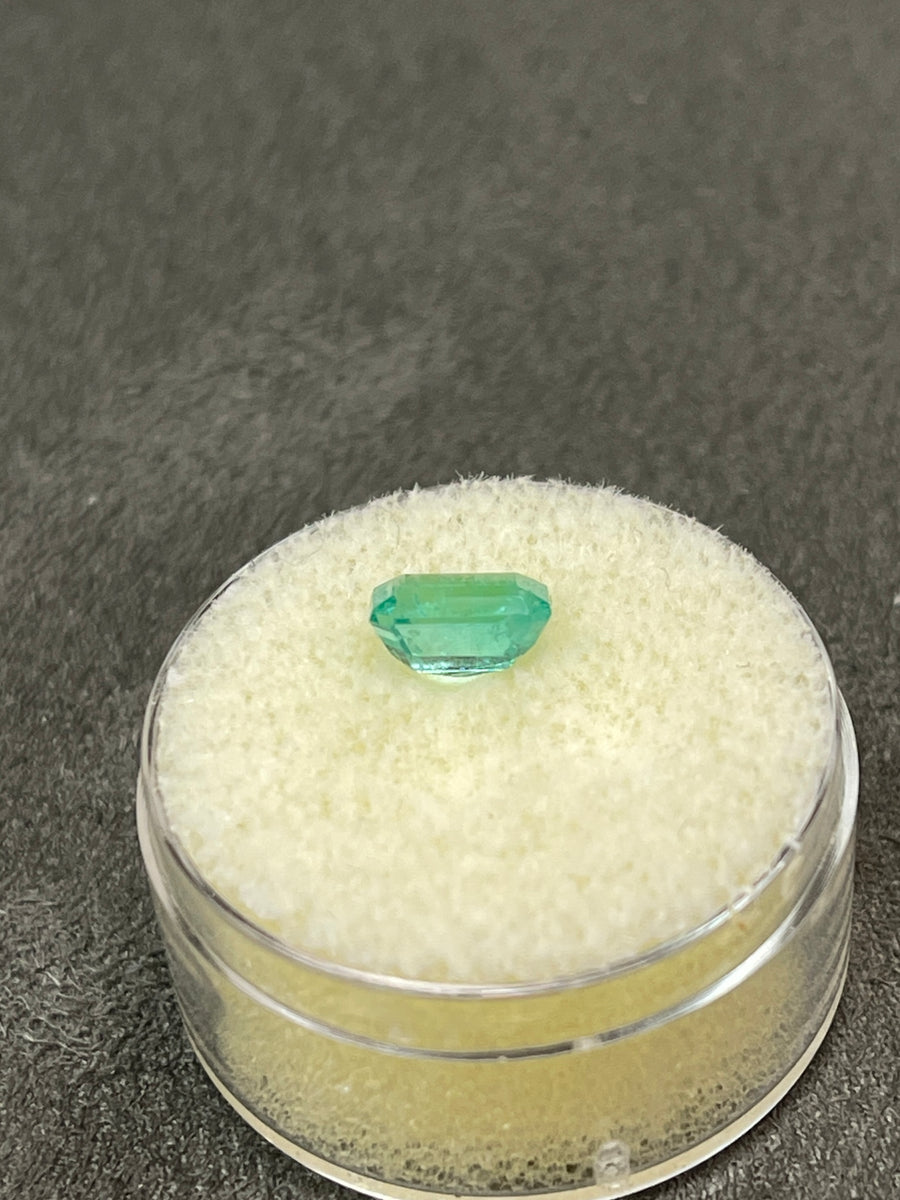 Exquisite Green Colombian Emerald - 7x5mm Size, 1.15 Carat Loose Stone