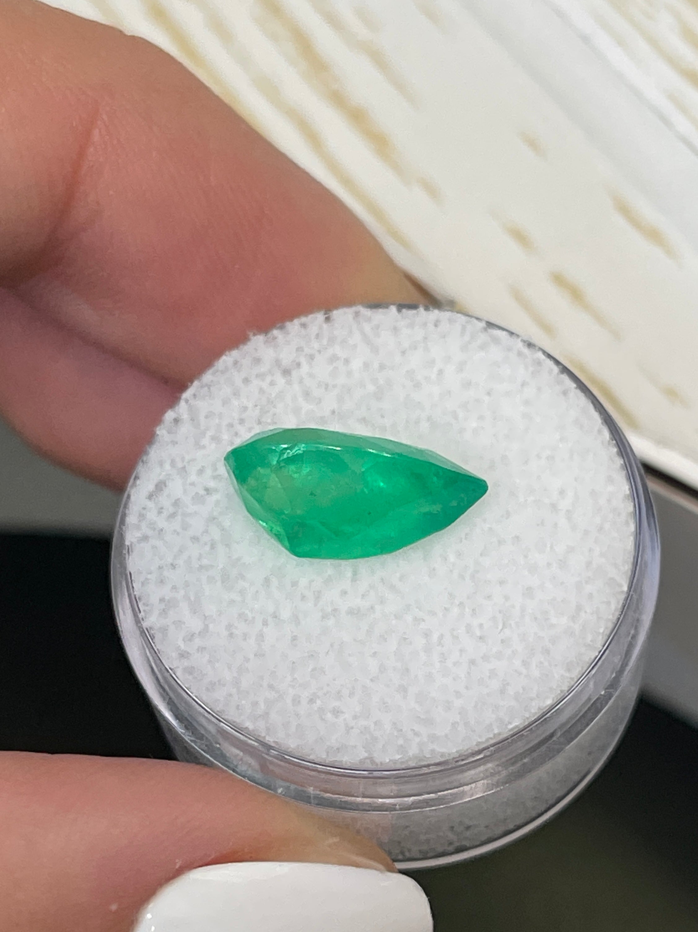 Colombian Emerald in Pear Shape - 4.27 Carats, Green Elegance