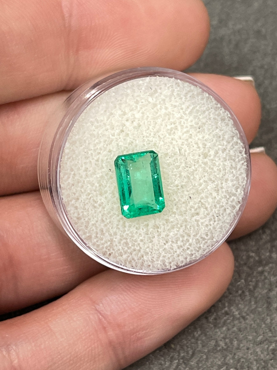 Colombian Emerald Loose Stone: 1.50 Carats in Stunning Green Hue
