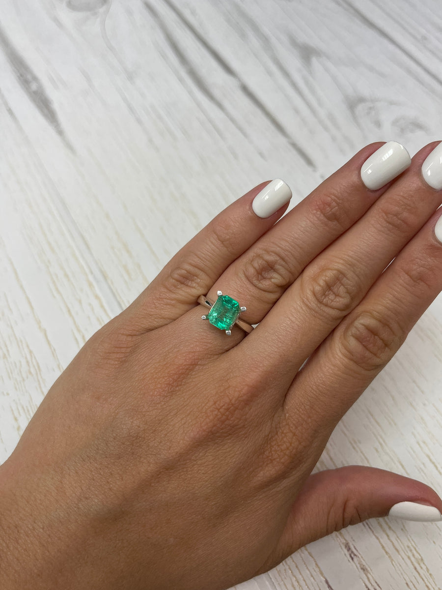 Colombian Emerald of 2.94 Carat - Vibrant Apple Green Loose Gem
