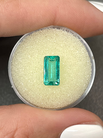 Shimmering Colombian Emerald with 1.75 Carats in an Emerald Cut