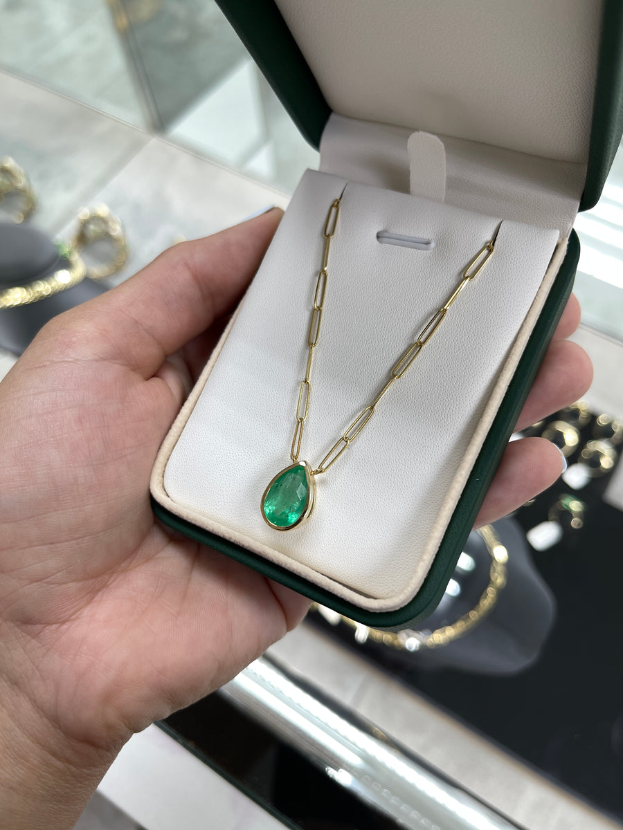 4.55cts Bezel Set Pear Colombian Emerald Solitaire Paperclip Necklace