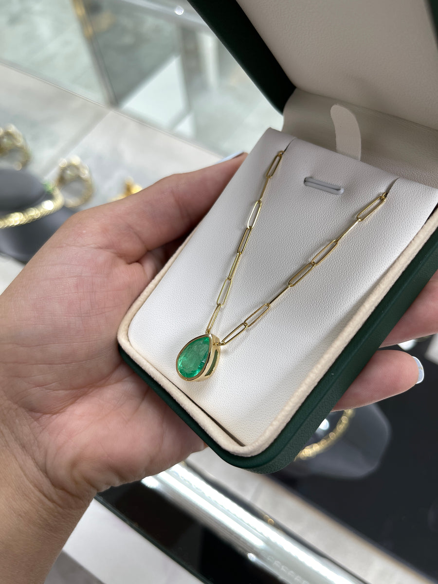 4.55cts Bezel Set Pear Colombian Emerald Solitaire Paperclip Necklace