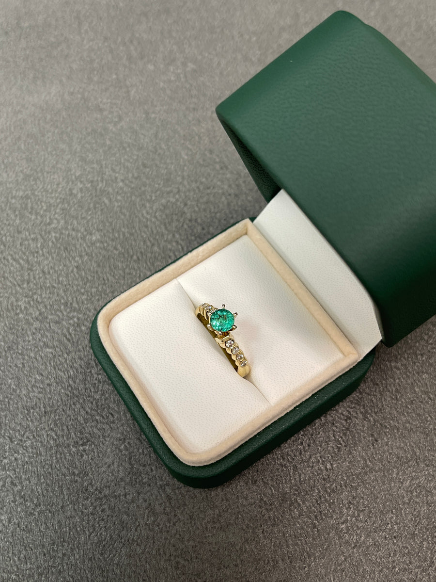 Exquisite 0.97tcw Modern Round 6 Prong Emerald & Bezel Diamond Ring - Elegant 14K Setting
