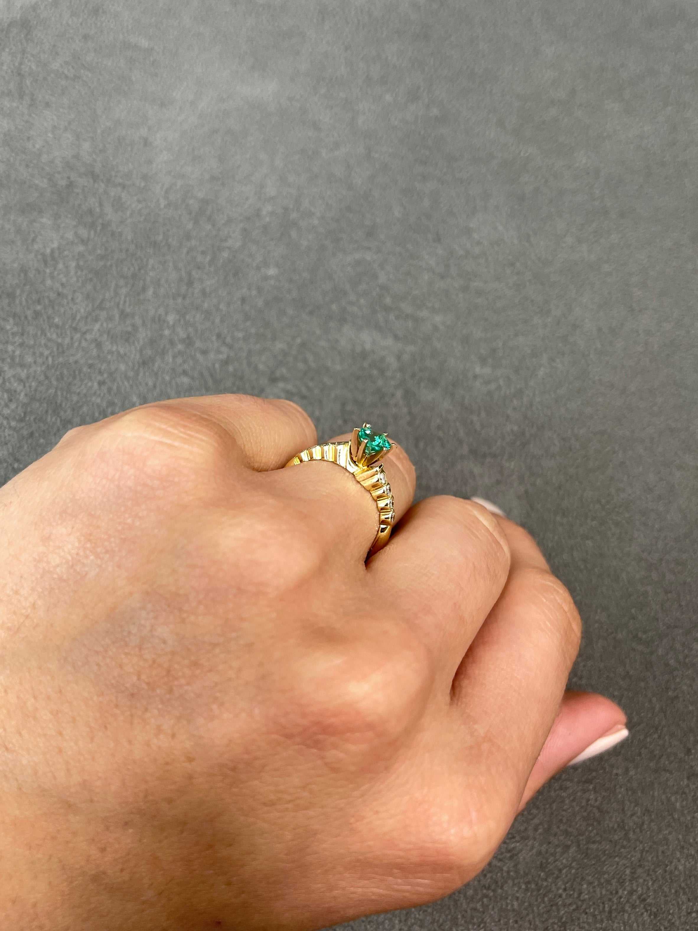 Classic Charm with a Modern Twist: Modern Round 6 Prong Emerald & Bezel Diamond 0.97tcw 14K Gold Ring